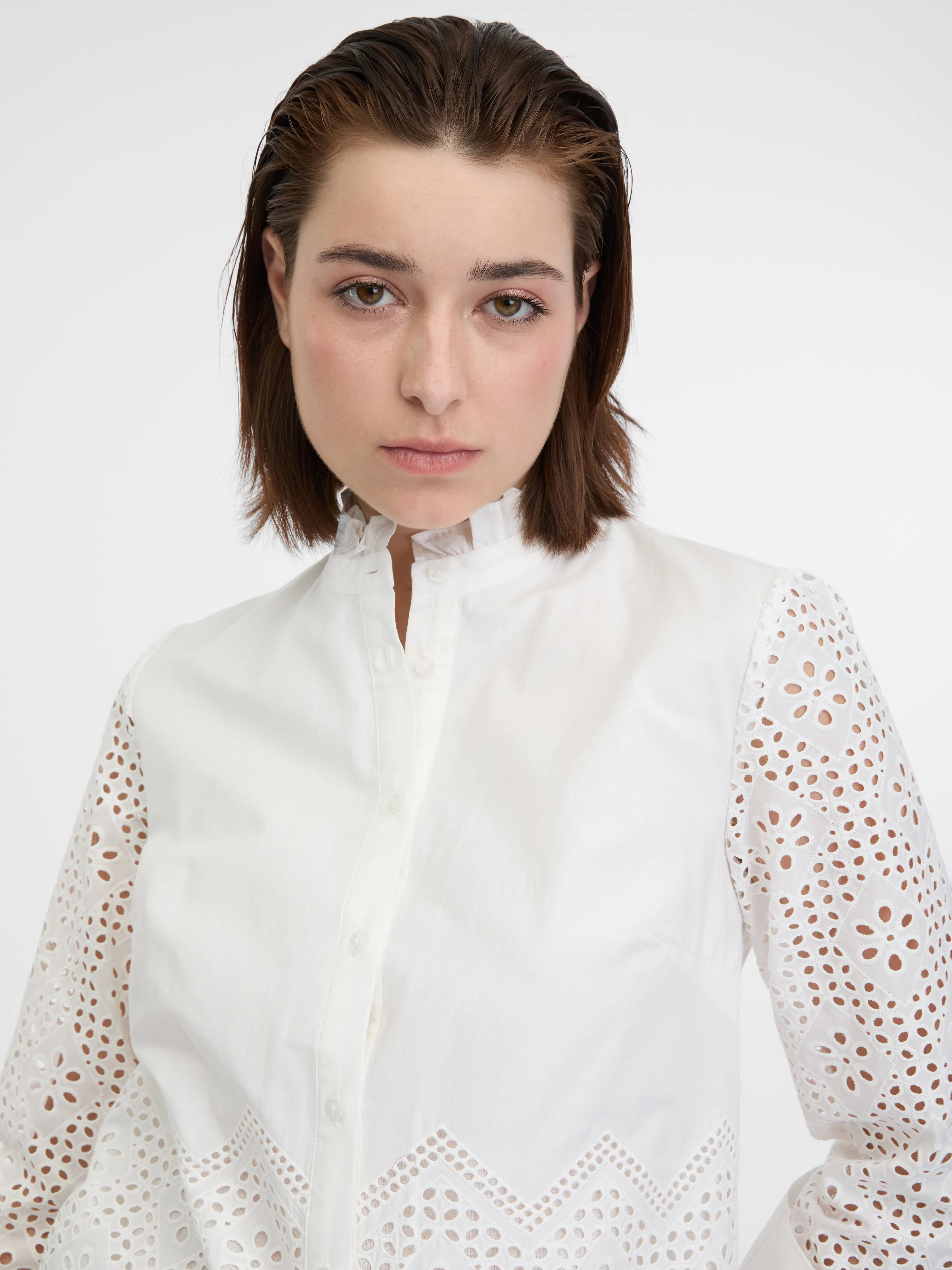 Weiße Damenbluse mit dekorativen Details ORSAY