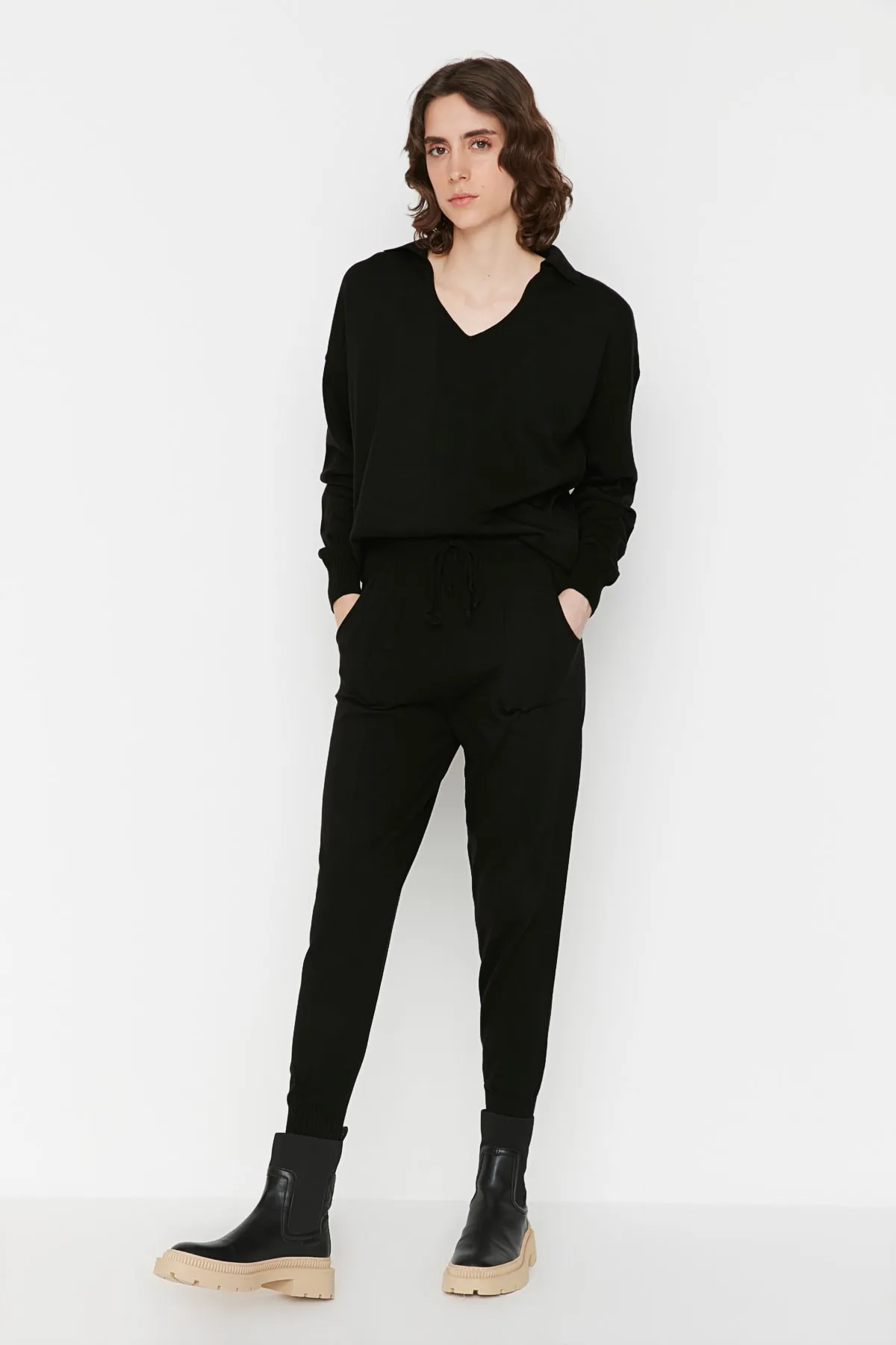 Trendyol Collection  Schwarzes Strickoberteil und -unterteil-Set mit Polokragen TWOAW22AU0059