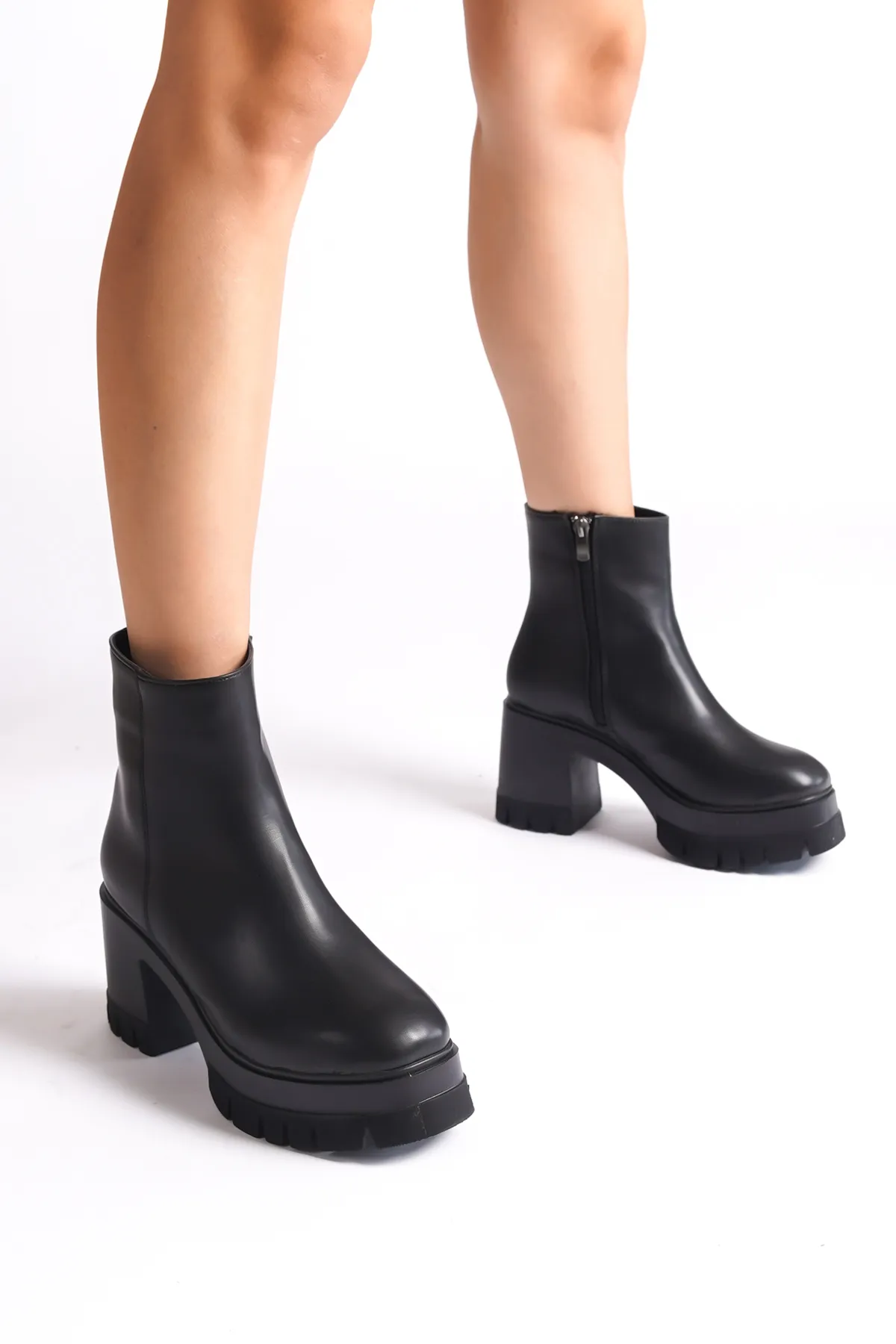 Capone Outfitters  Damenstiefel mit runder Spitze und seitlichem Reißverschluss und mittelhohem Absatz