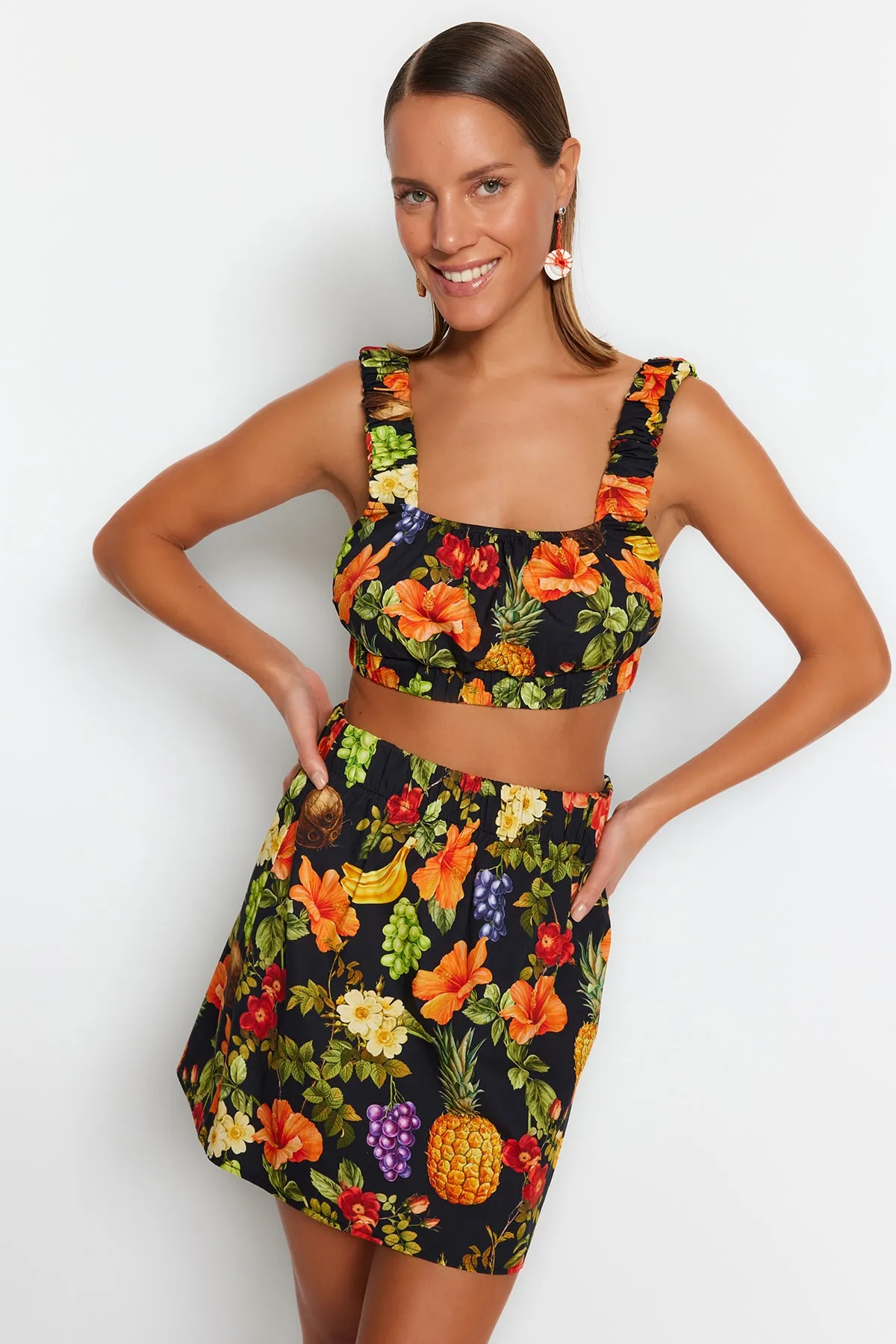Trendyol Collection  Blusen- und Rock-Set aus 100 % Baumwolle mit Obstmuster und gerafftem Webmuster TBESS23AU00170