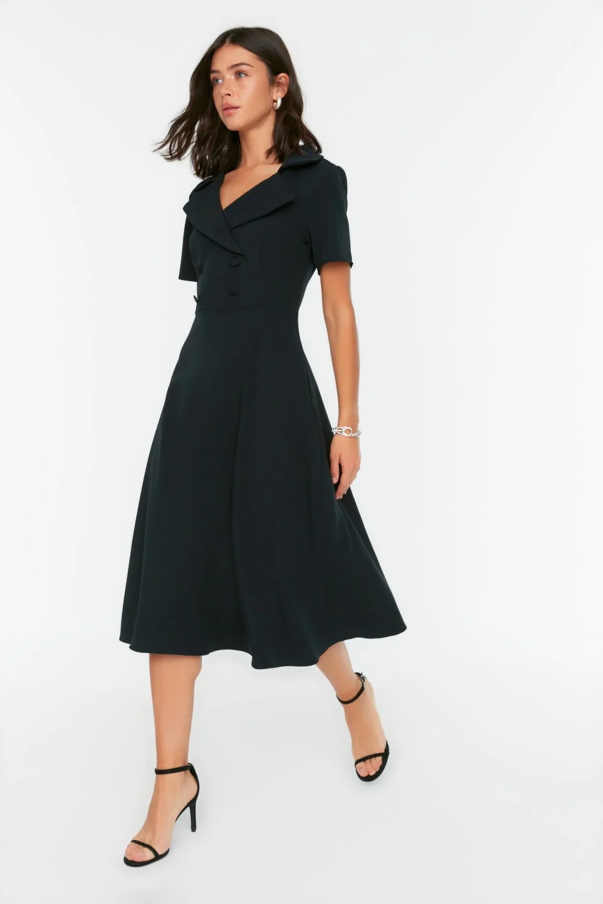 Trendyol Collection  Schwarzes, gewebtes Kleid mit Knöpfen und Details TWOSS22EL1185