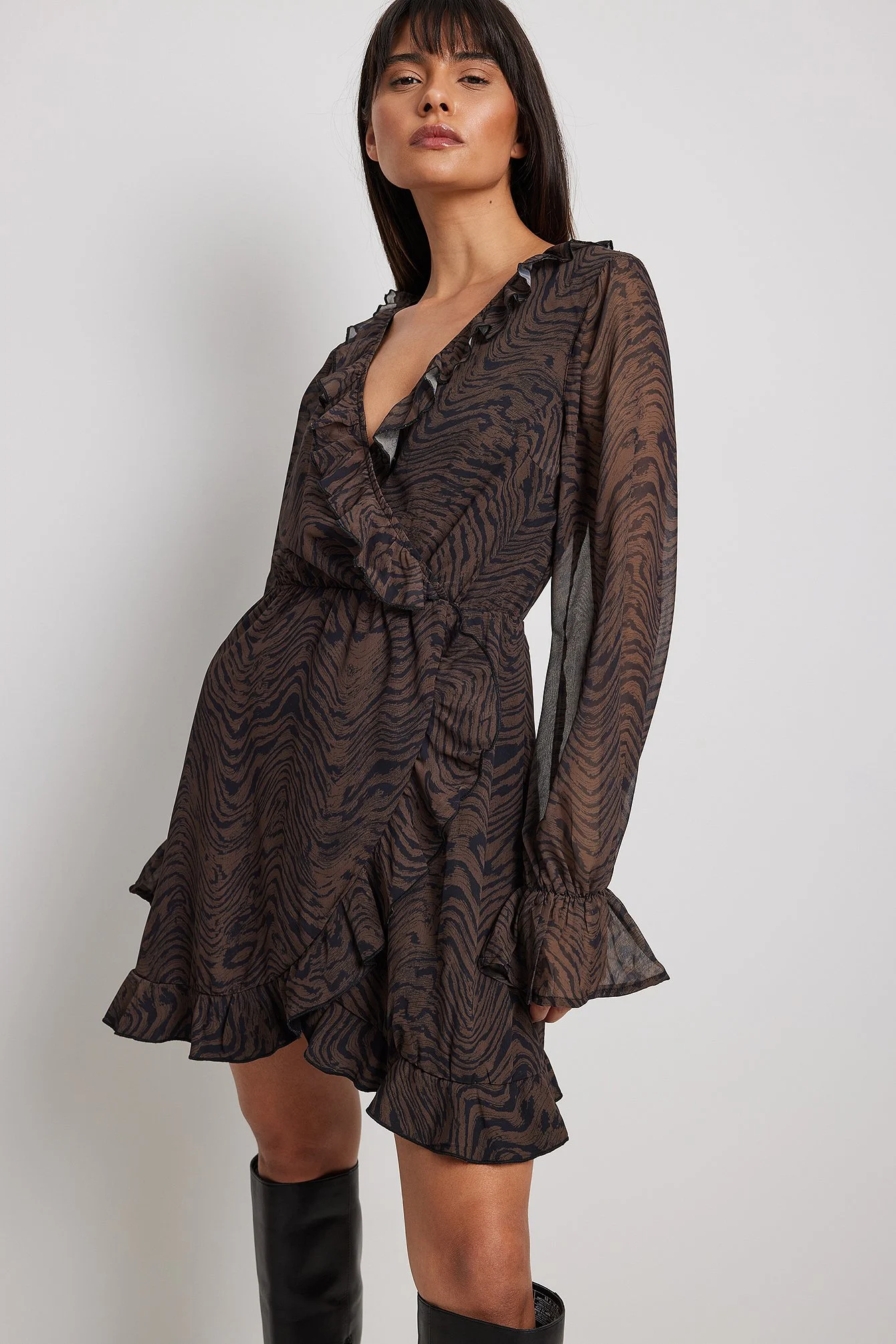 Durchscheinendes Kleid mit Rüschen