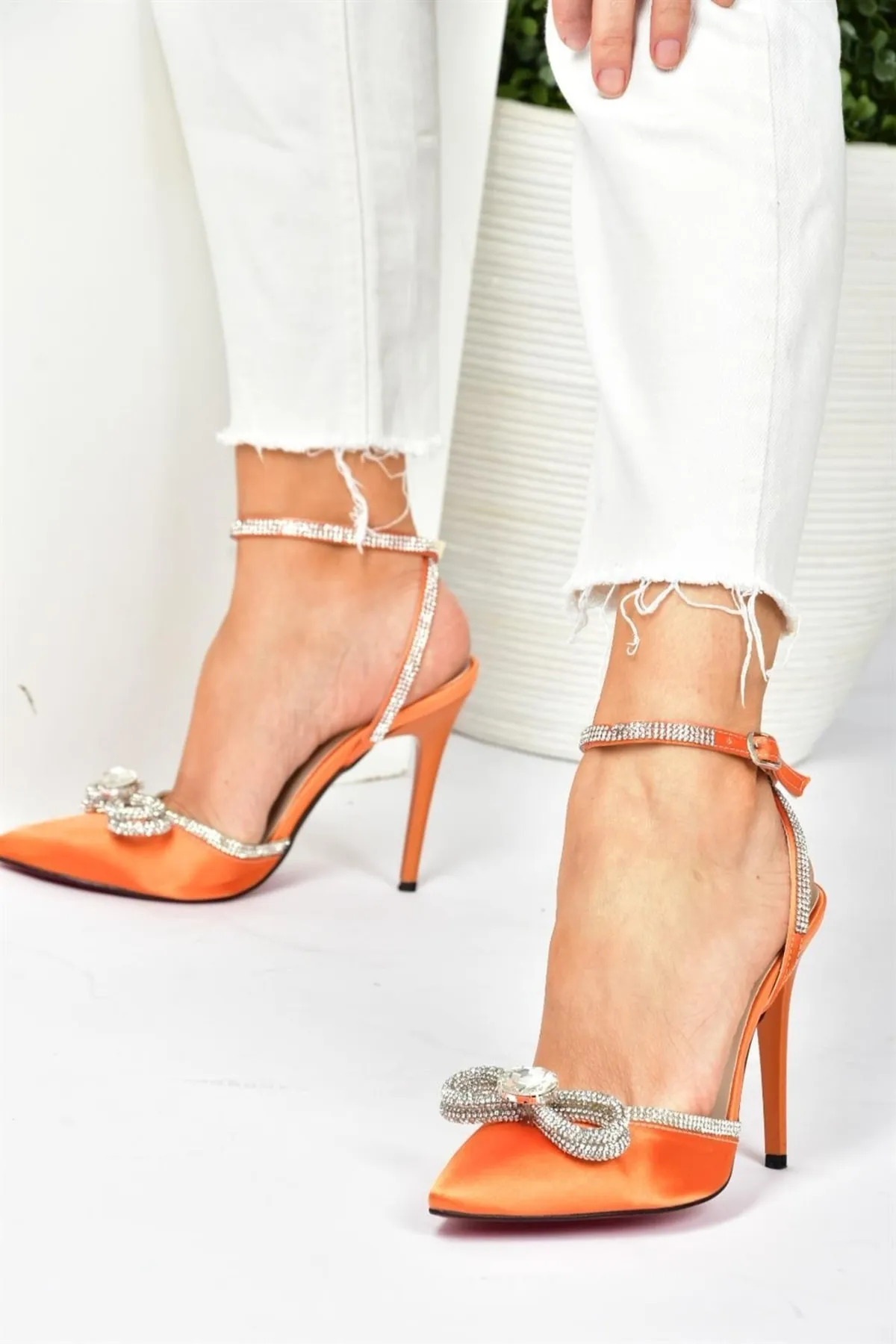Fox Shoes  Damen-Schuhe mit Absatz aus orangefarbenem Satinstoff in Steinoptik K654051204