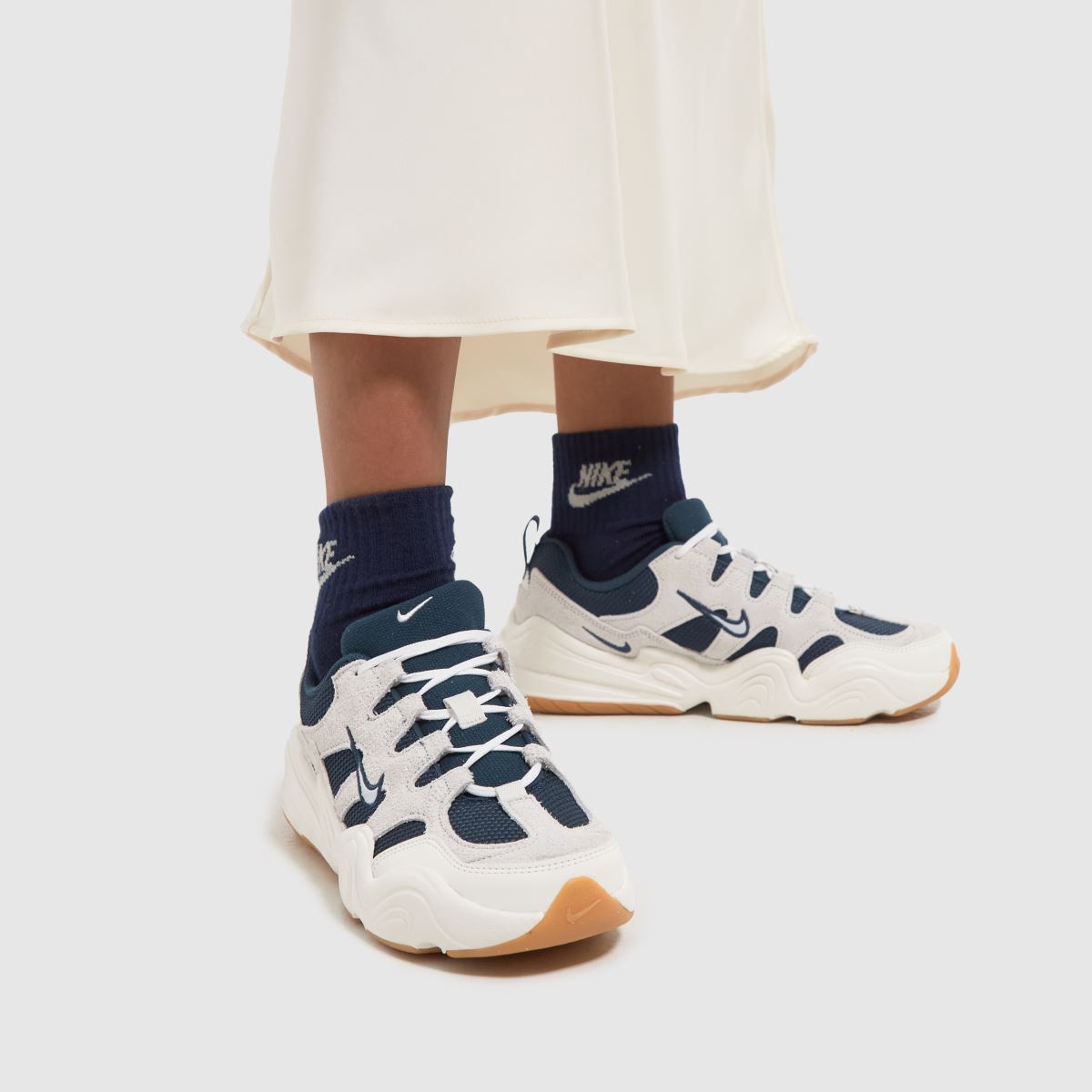 Športni copati Nike Tech Hera v umazano beli barvi