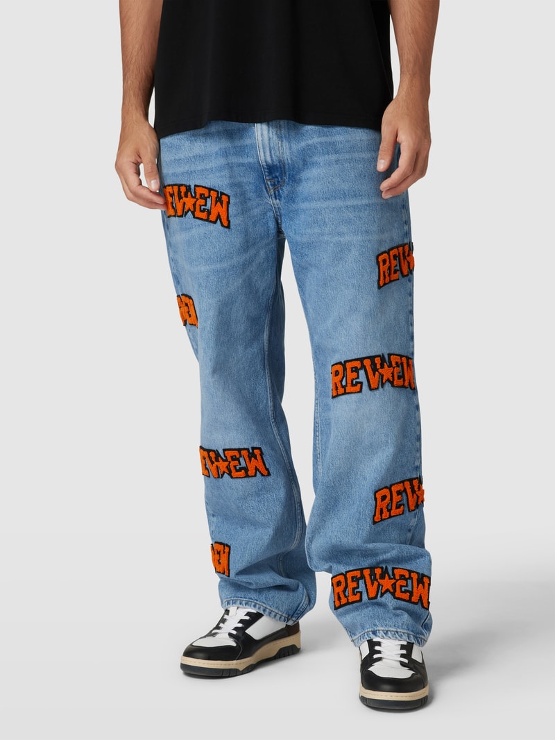 Baggy Jeans mit Allover-Label-Patches in blau