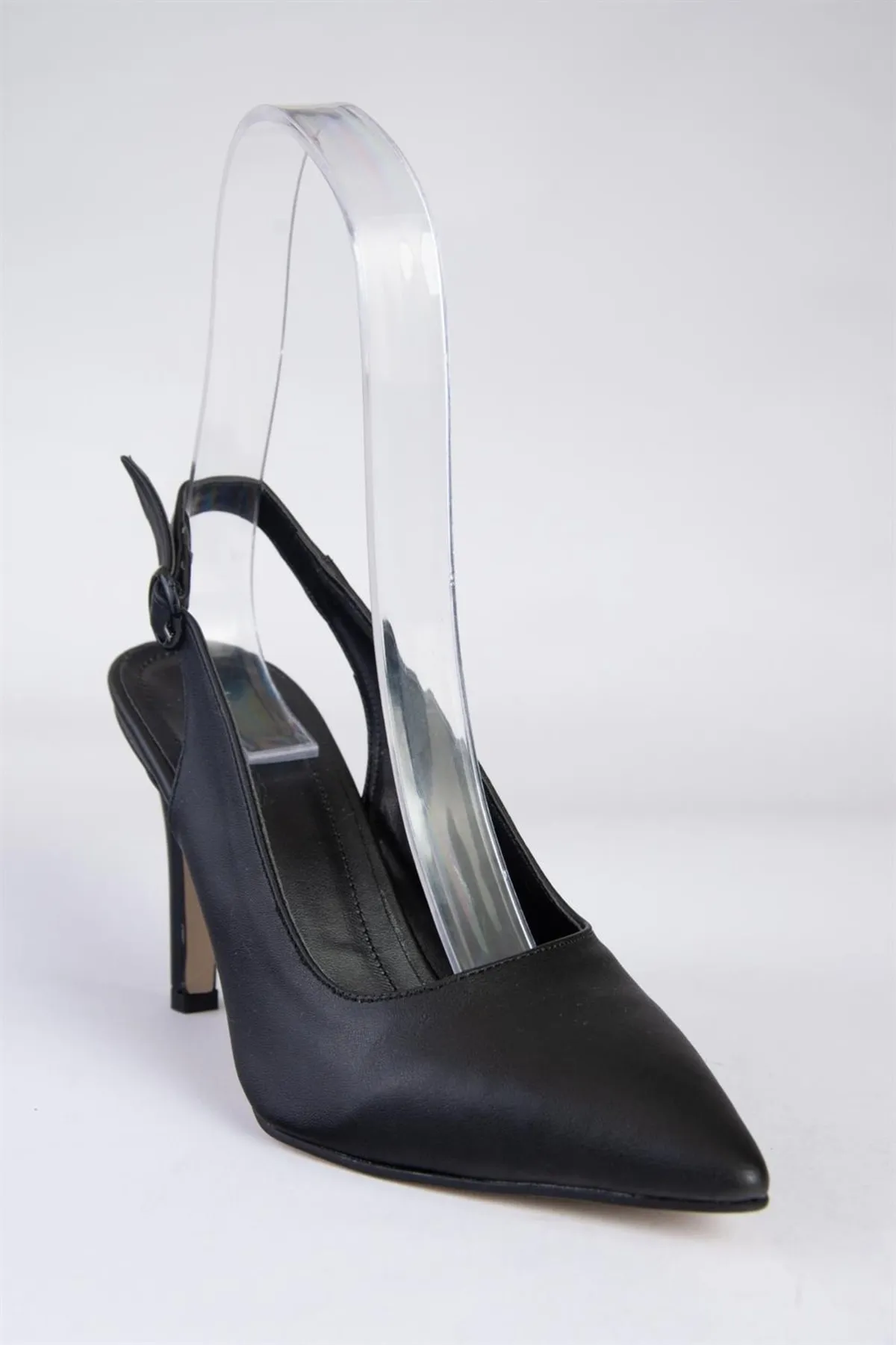 Fox Shoes  Damen-Schuhe aus schwarzem Kunstleder mit spitzer Zehenpartie und Absatz K404910309