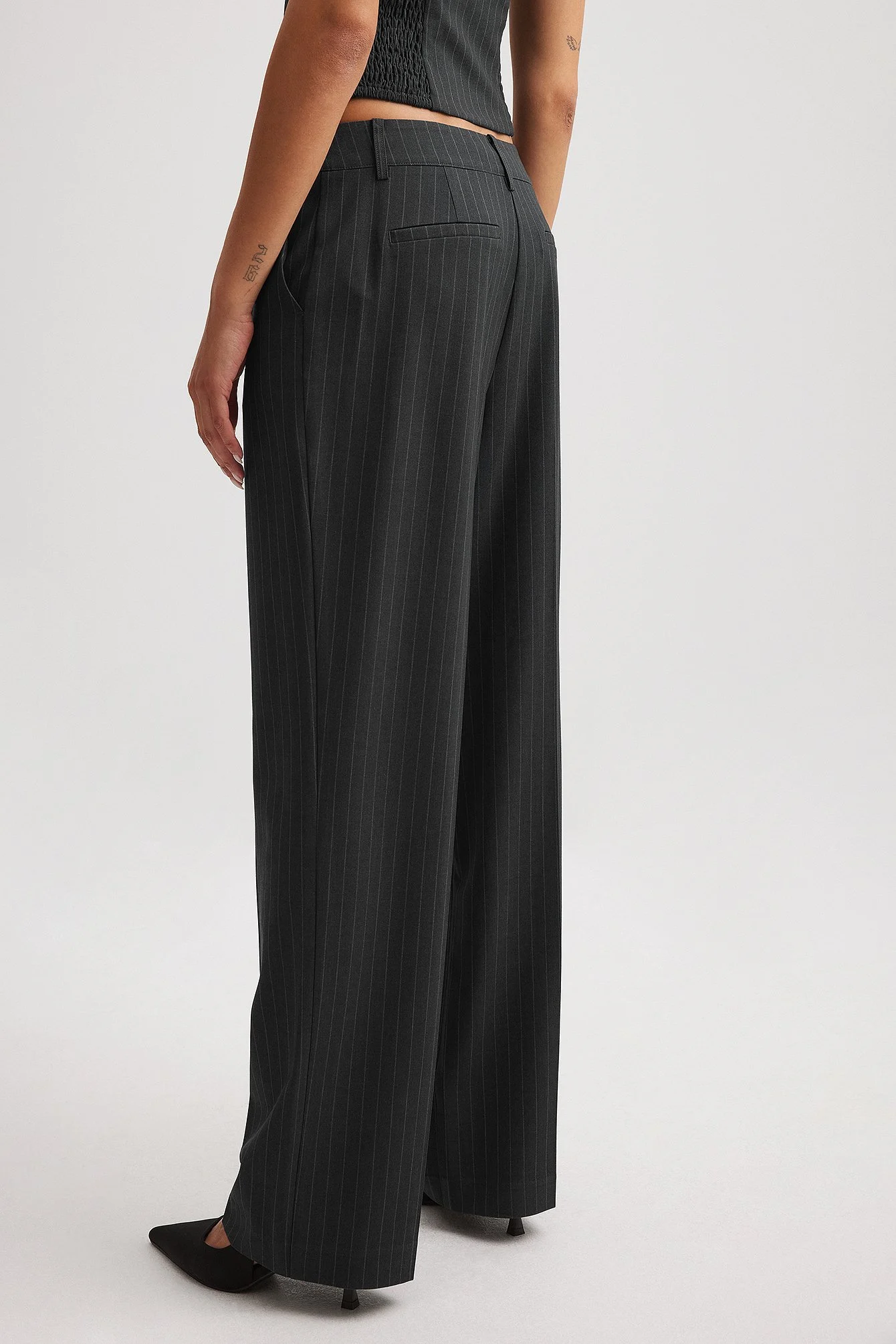 Gestreifte Anzughose mit niedriger Taille