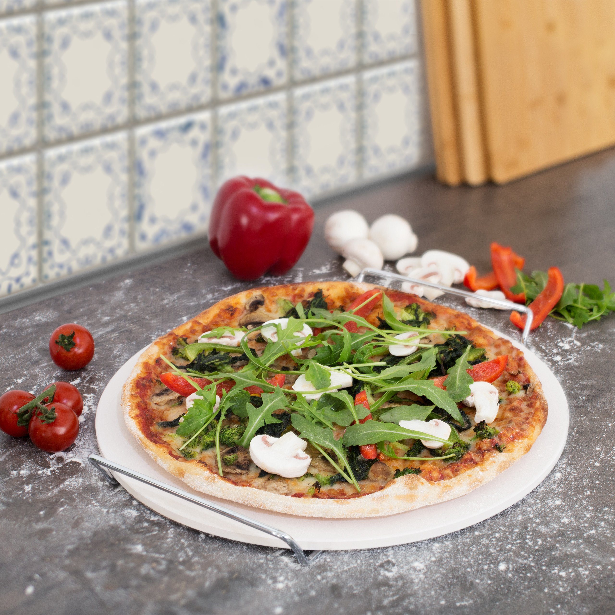 relaxdays Pizzastein Runder Pizzastein mit Halter, Cordierit