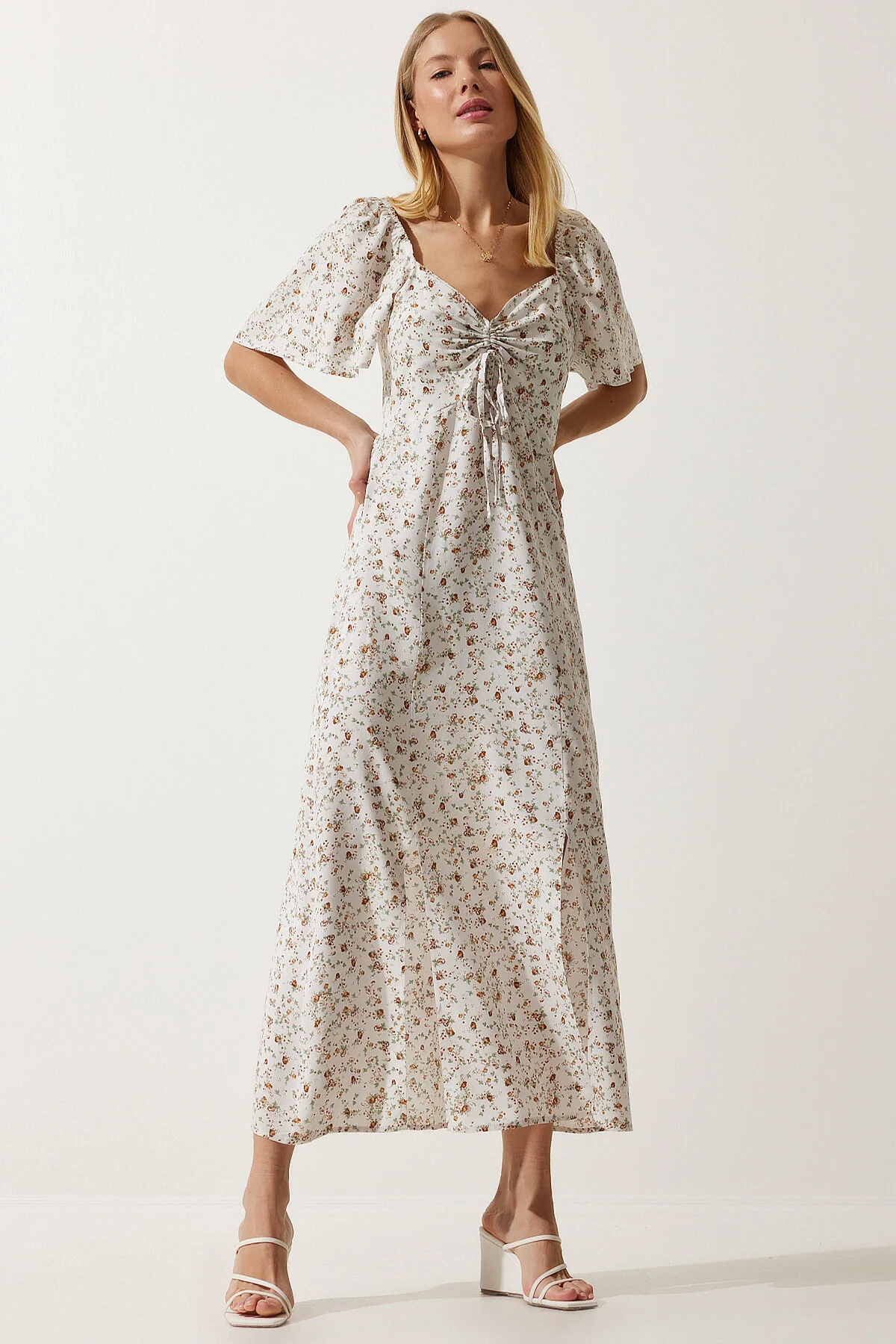 Happiness İstanbul  Ecrufarbenes, geschlitztes, detailliertes Volant-Viskosekleid für Damen UB00247