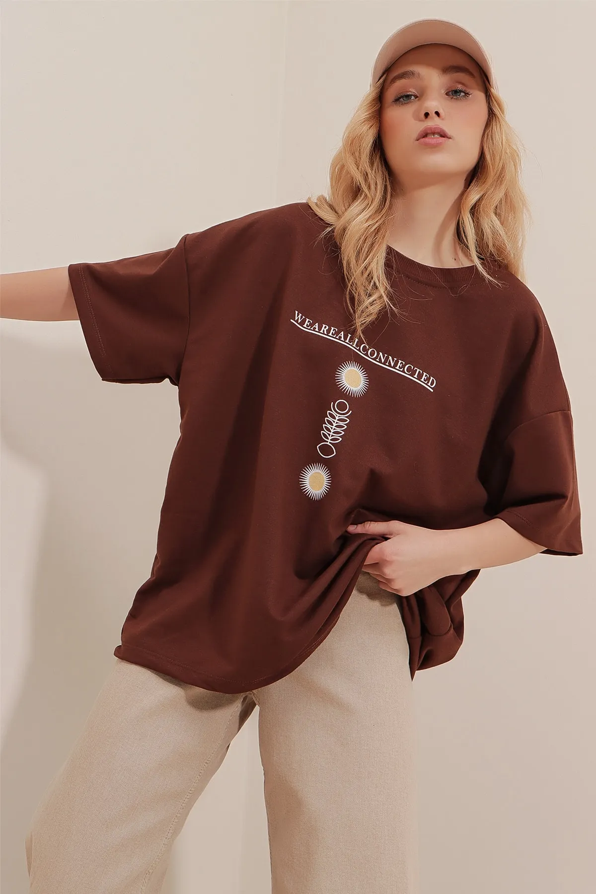 Trend Alaçatı Stili  Braunes, bedrucktes Oversize-Unisex-T-Shirt für Damen mit Rundhalsausschnitt ALC-X9577