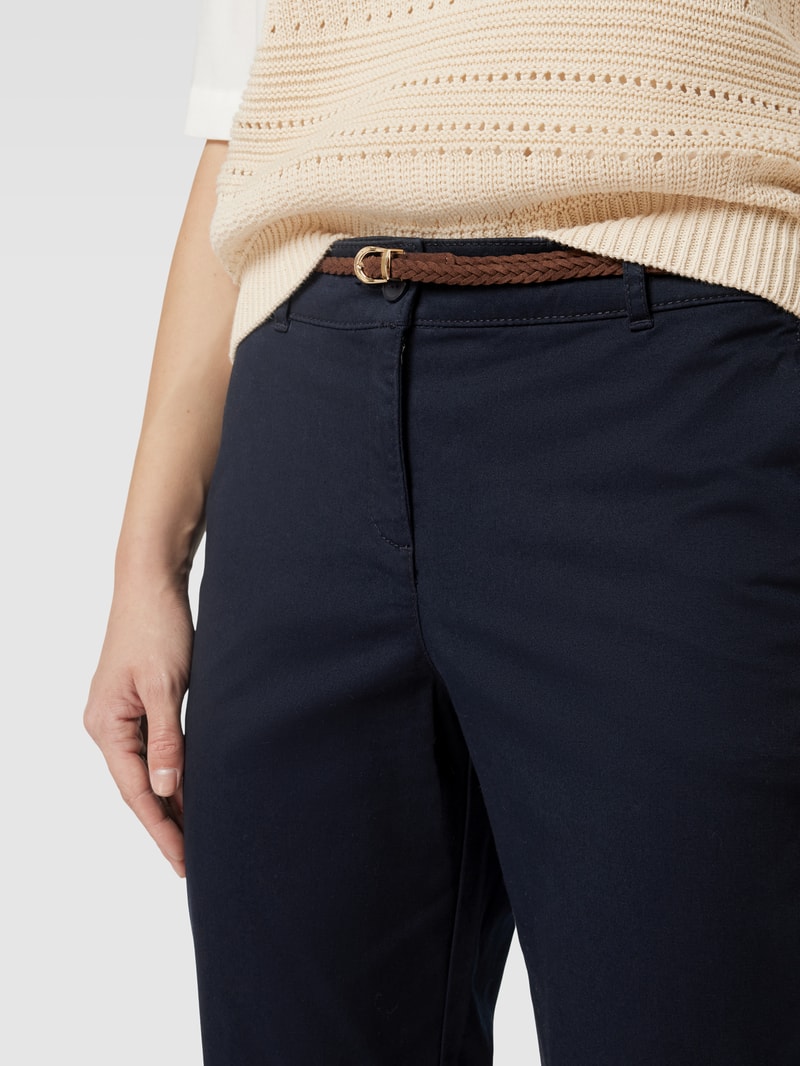 Chino mit Gürtel in dunkelblau