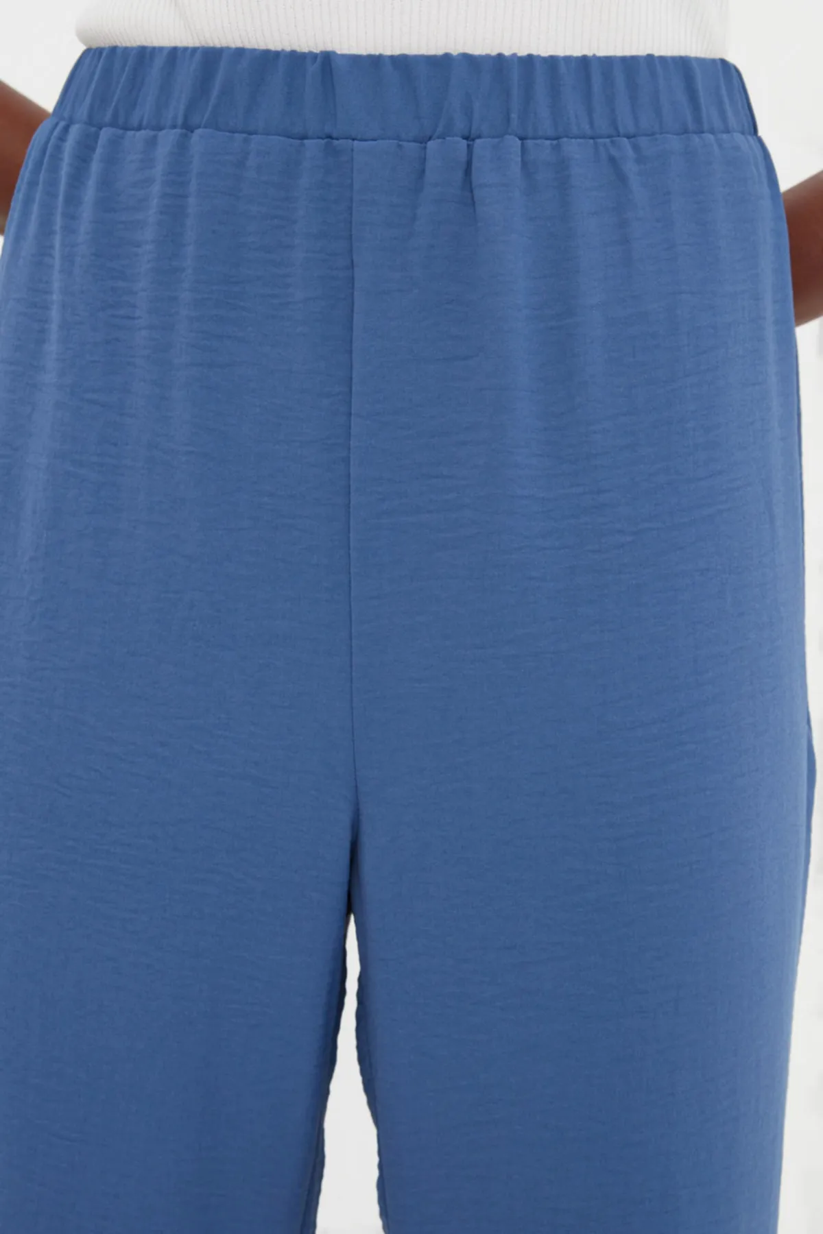 Trendyol Collection  Marineblaue, gerade geschnittene, gewebte Hose mit hoher Taille und elastischem Bund TWOSS22PL00029