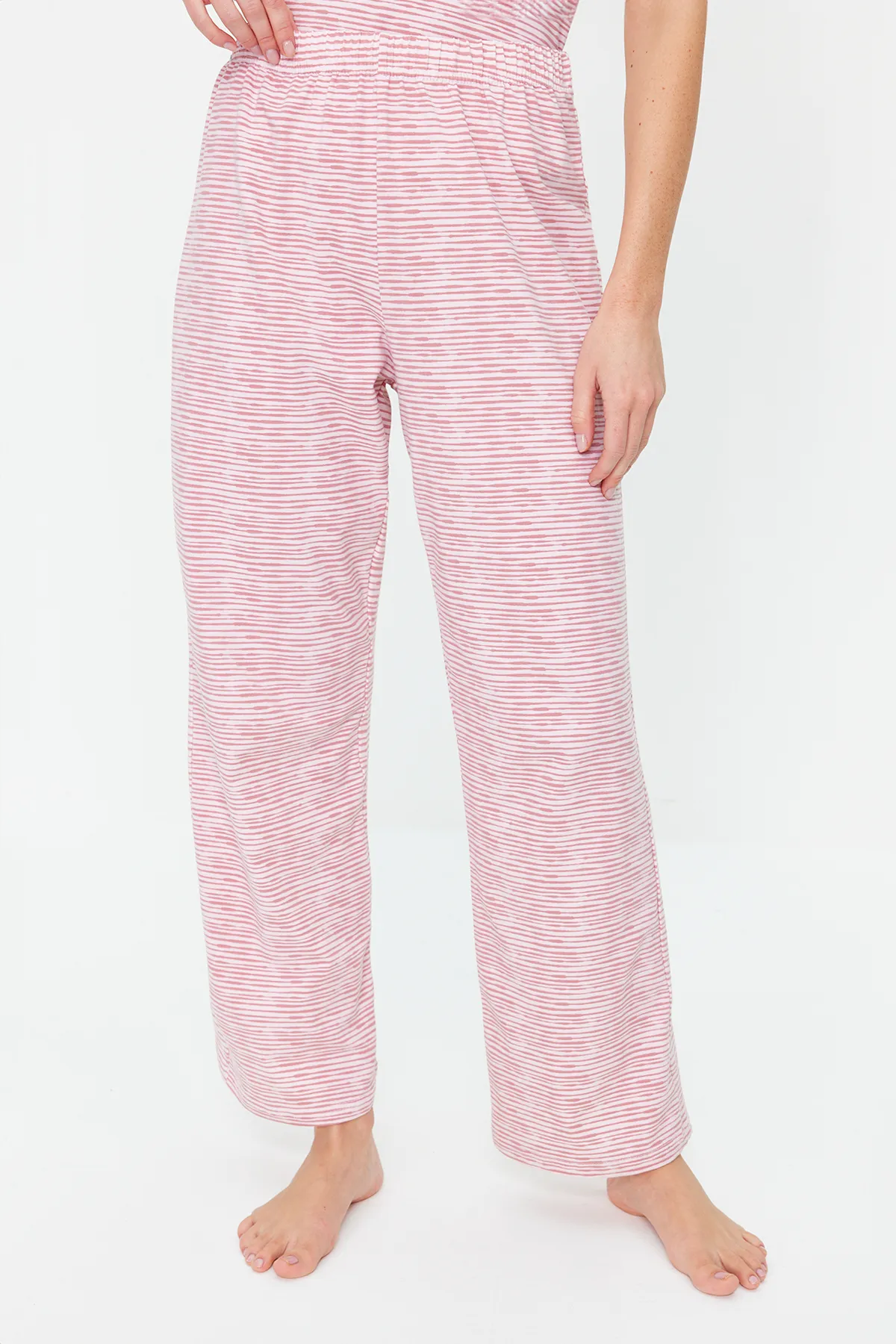 Trendyol Collection  Pyjama-Set aus gestreifter Baumwolle mit Spitzendetail und Seilträgern in Puderfarbe THMSS23PT00227