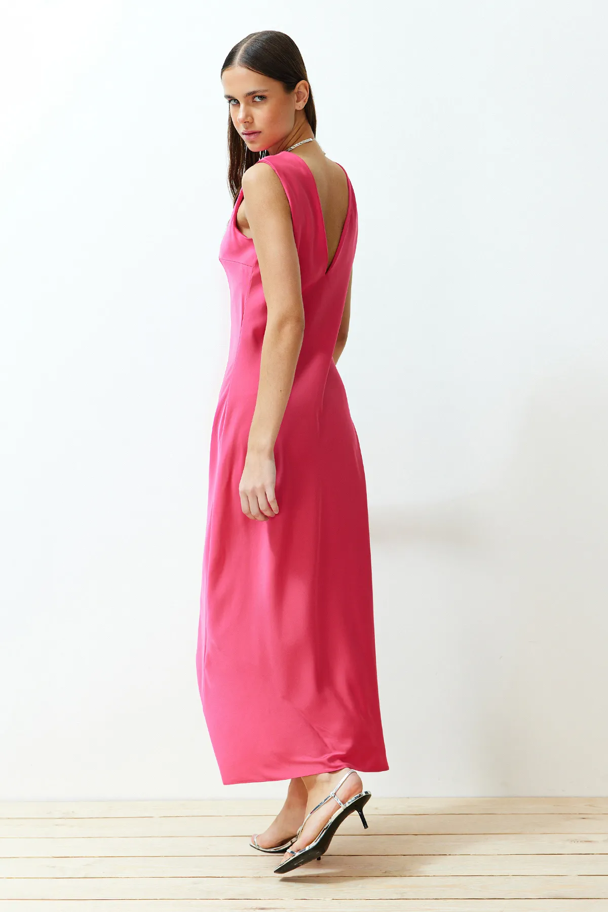 Trendyol Collection  Fuchsia-Rückendetailliertes Maxi-Webkleid aus Satin TWOSS24EL00070