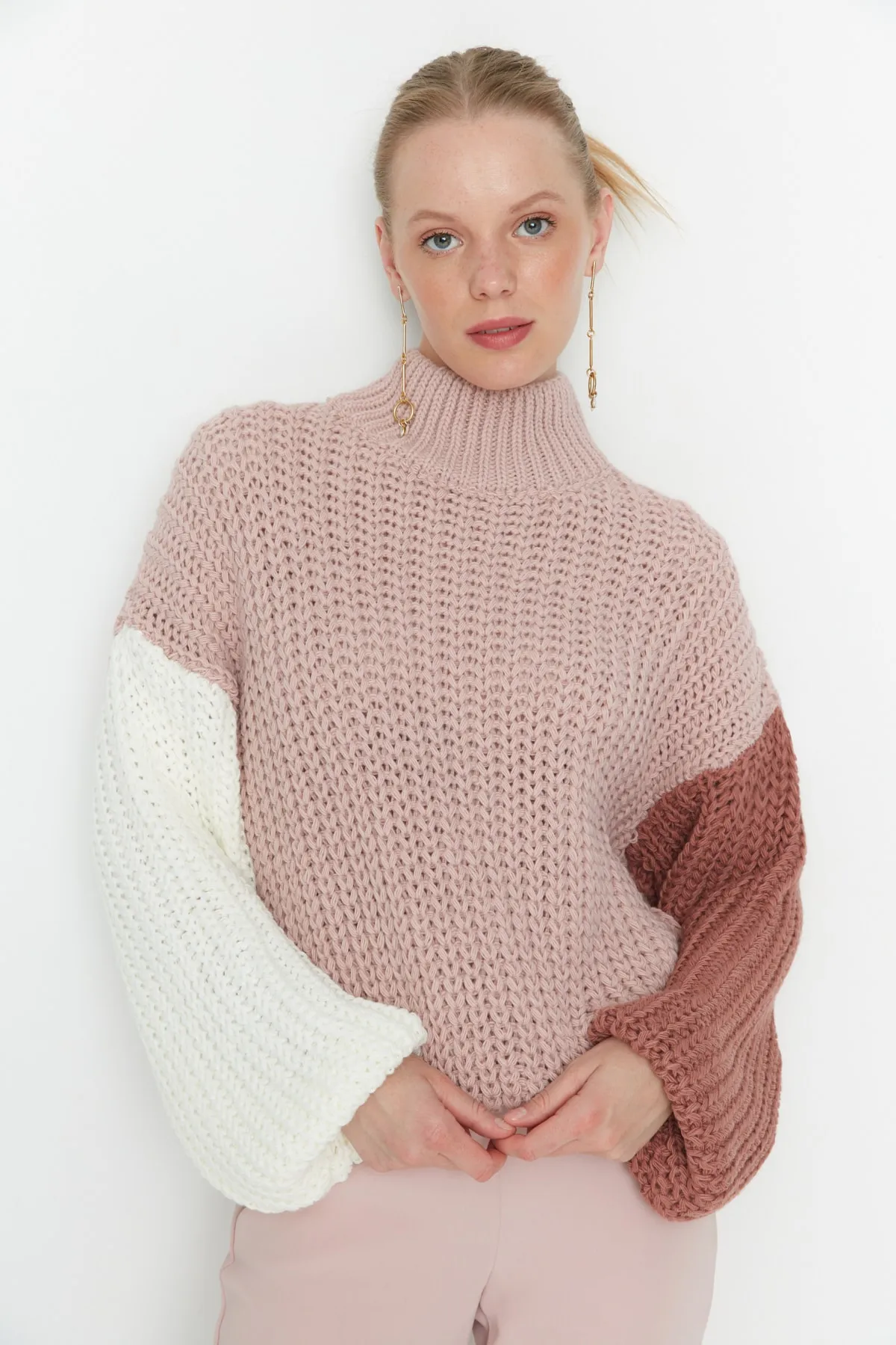 Trendyol Collection  Puderfarbener, weich strukturierter Strickpullover mit Farbblockdesign und weiter Passform TWOAW21KZ0271