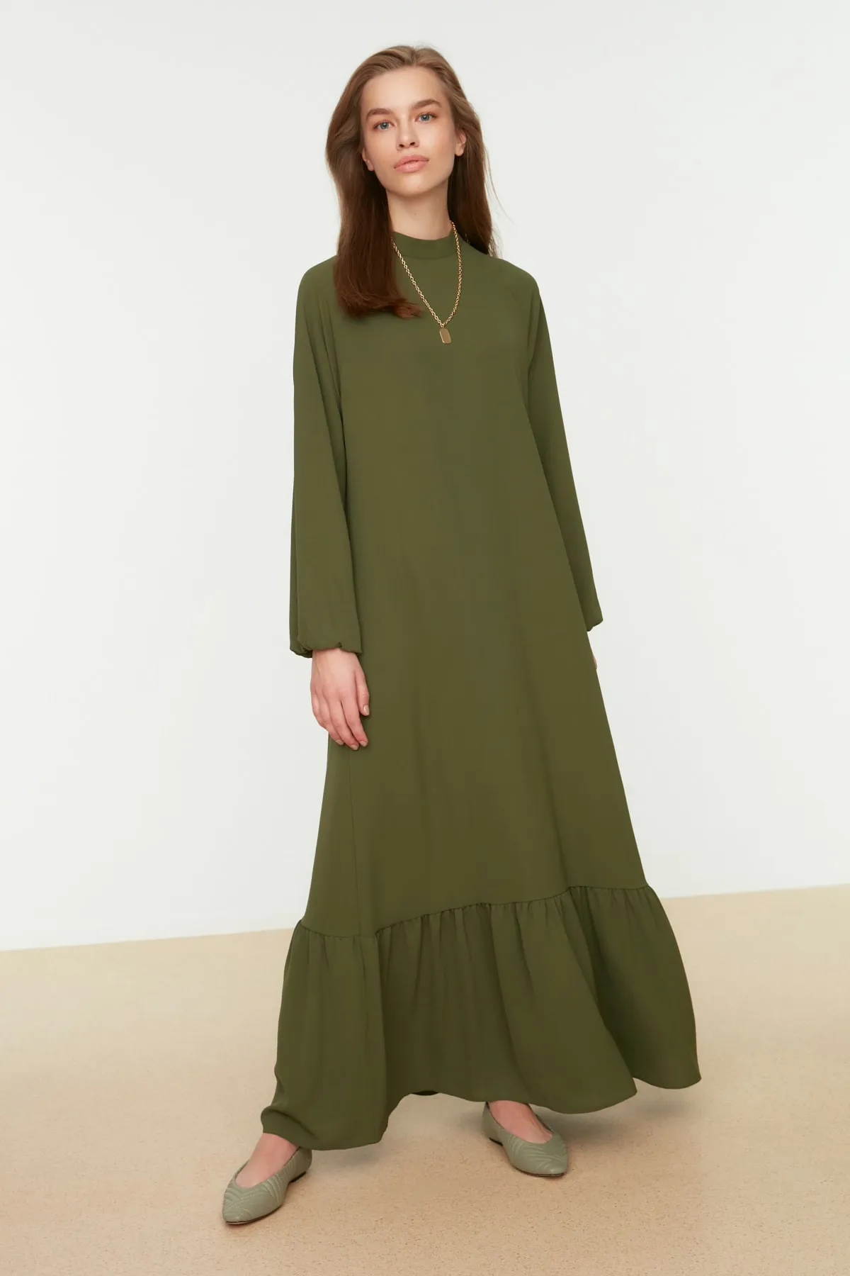 Trendyol Modest  Khakifarbenes, elastisches Aerobin-Gewebekleid mit Stehkragen und Ärmelenden TCTSS22EB0010