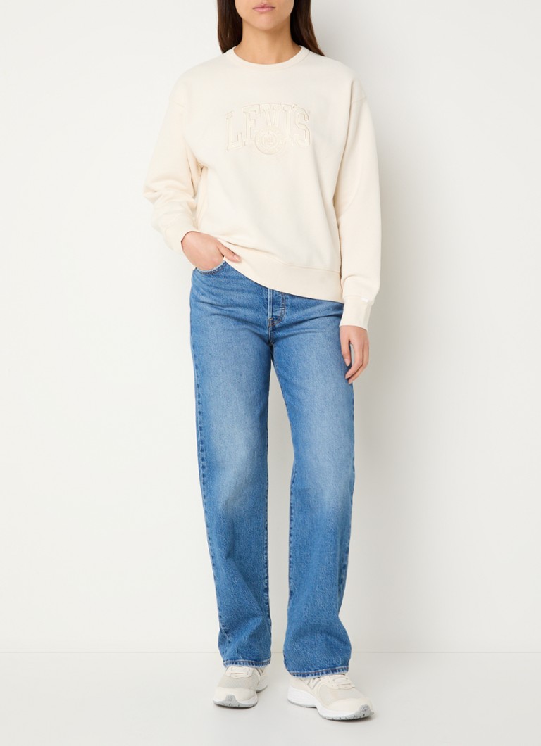 Levi's-neulepusero, jossa on logobrodeeraus