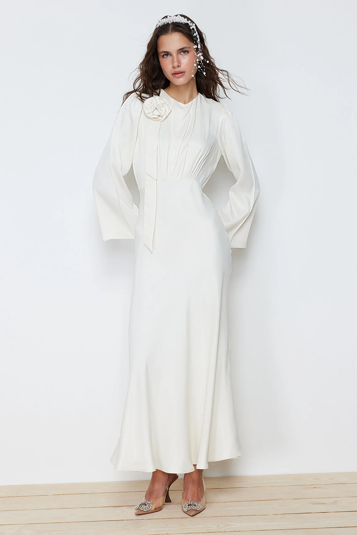Trendyol Modest  Cremefarbenes Rose-detailliertes Hochzeits-/besonderes Anlass-Abendkleid aus gewebtem Satin TCTSS24DB00043