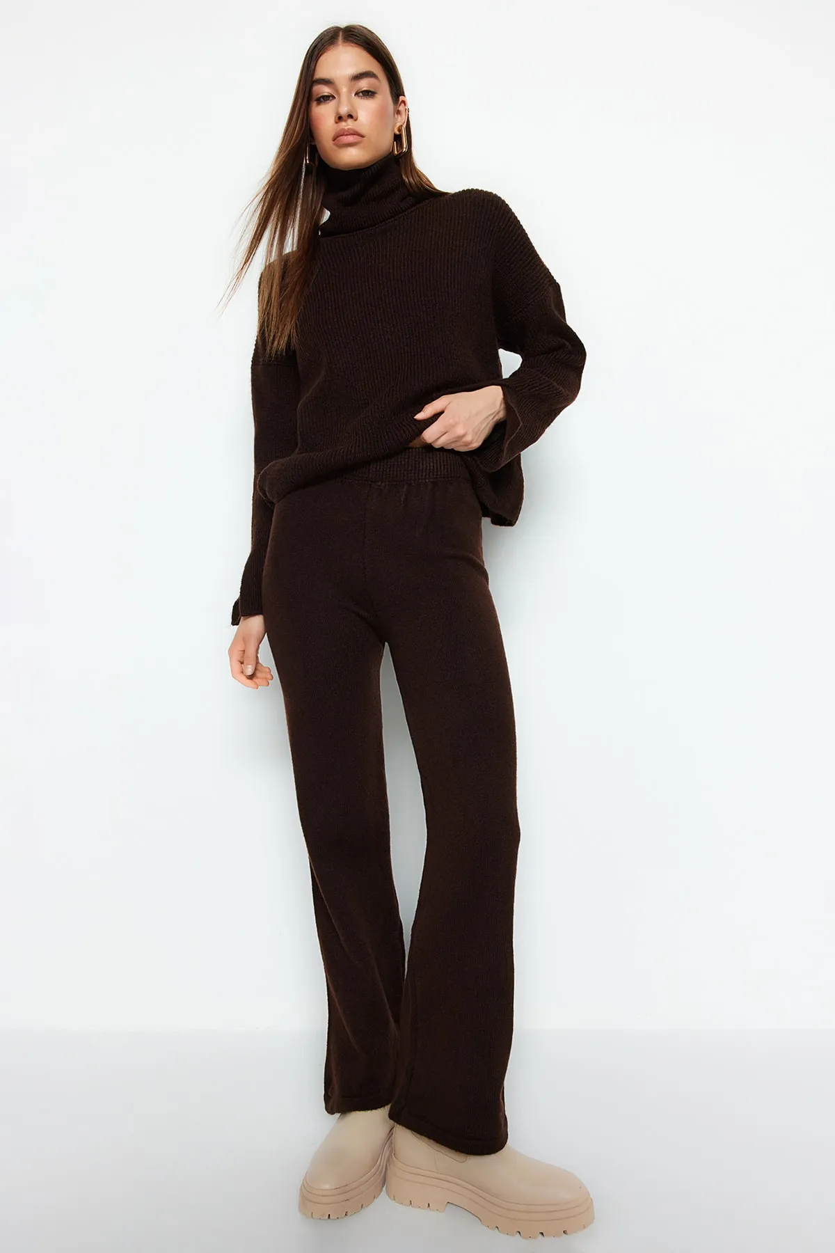 Trendyol Collection  Braunes, weich strukturiertes Basic-Strickober- und -Unterteil-Set mit Hose TWOAW22AU0312