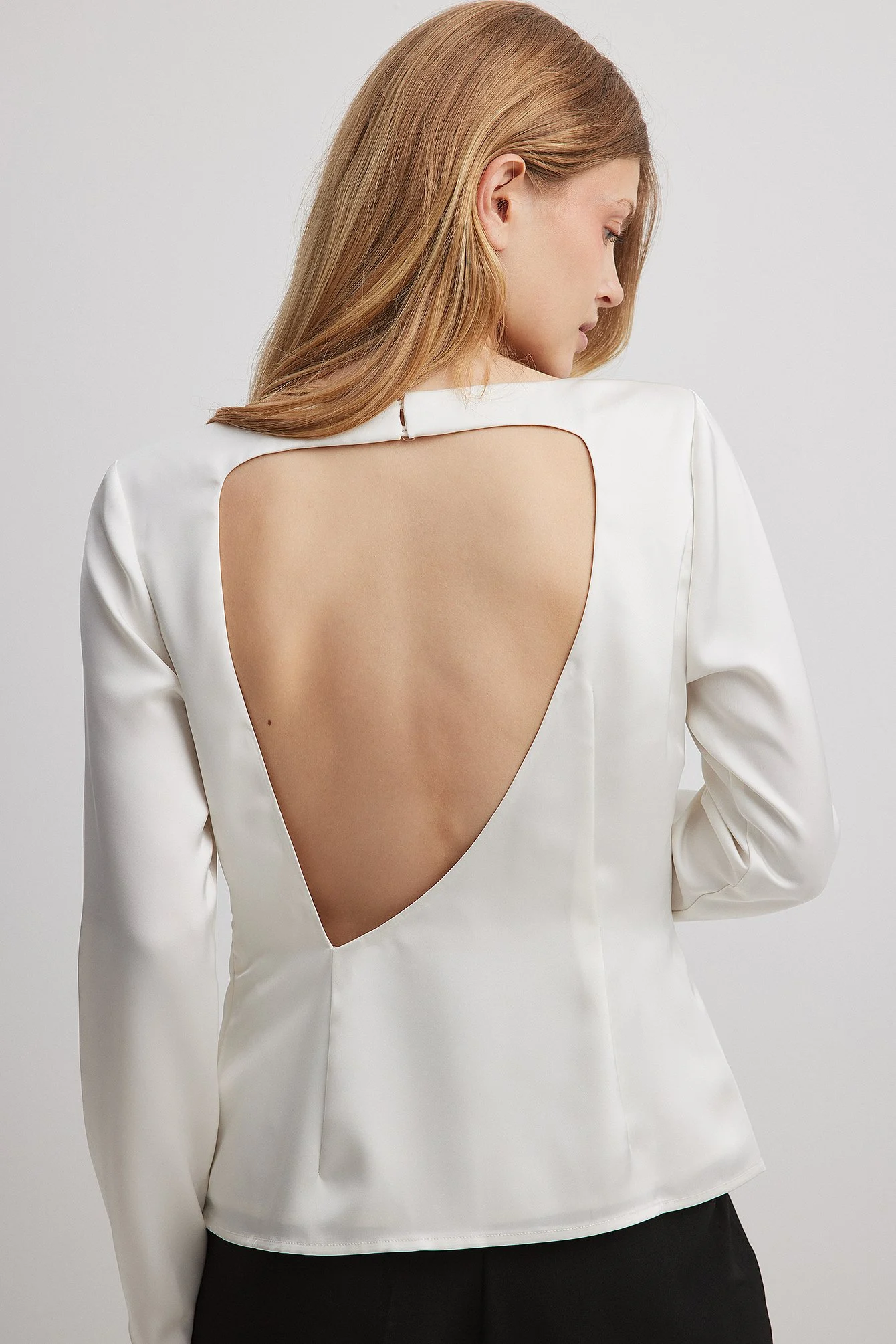Asymmetrische Bluse mit offenem Rücken