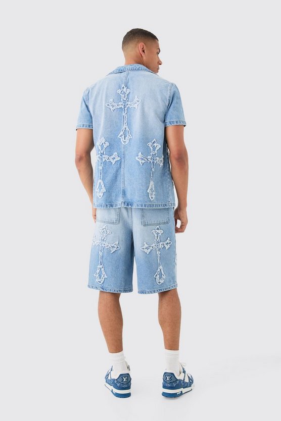 Zerrissenes hellblaues Jeanshemd mit Kreuz-Applikation