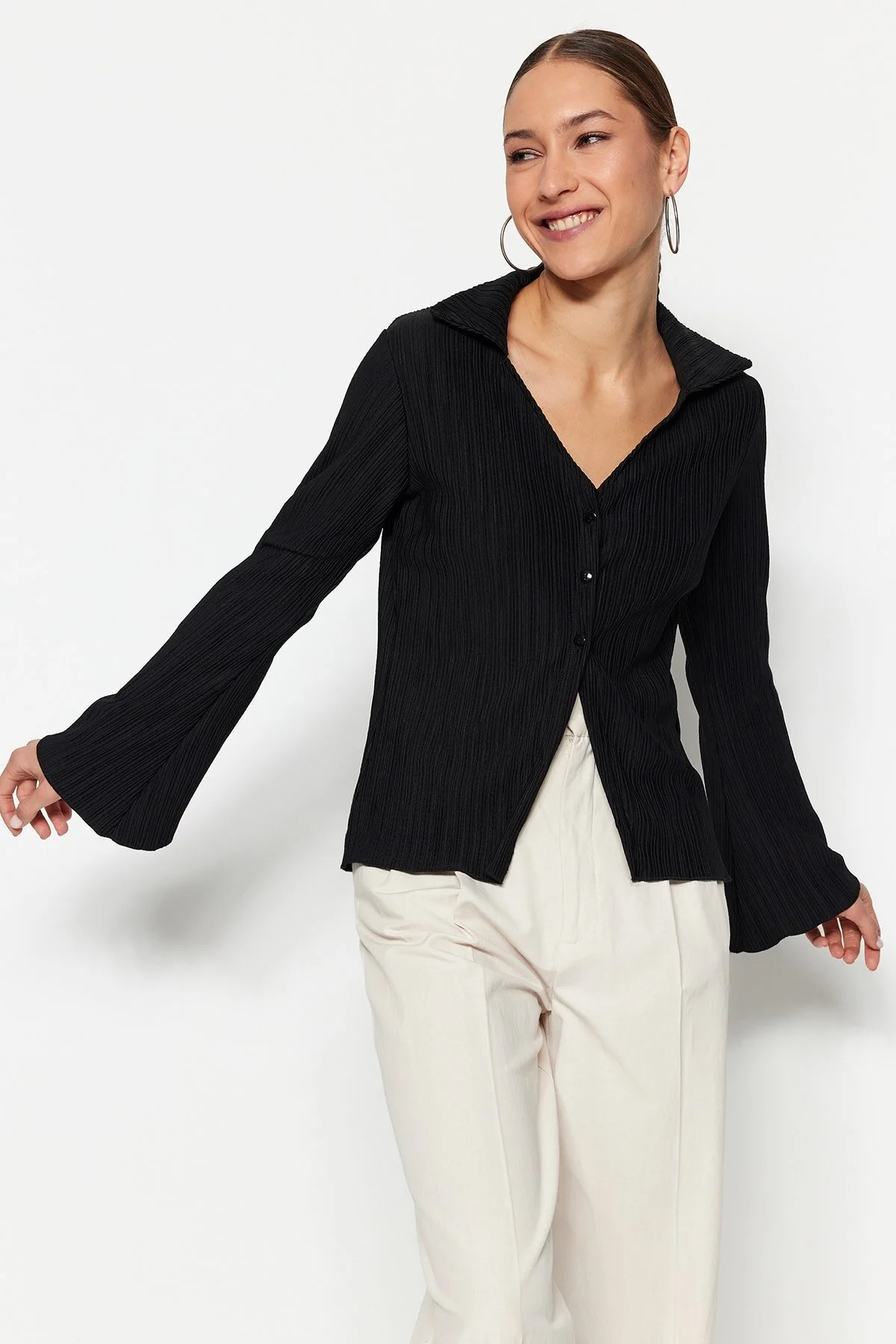 Trendyol Collection  Schwarzes Strickhemd mit ausgestellten Ärmeln und Falten und Knöpfen TWOSS23GO00165