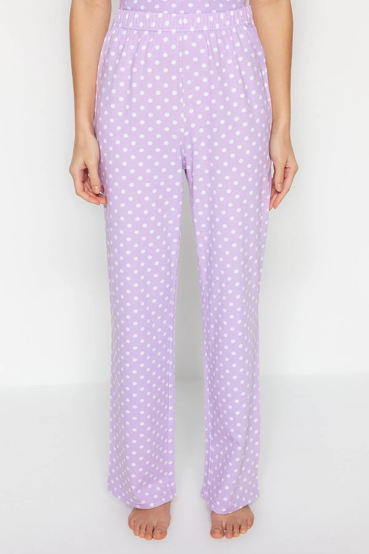 Trendyol Collection  Lilafarbenes Pyjama-Set aus Baumwollstrick mit Punkten und Seilträgern THMSS23PT00226
