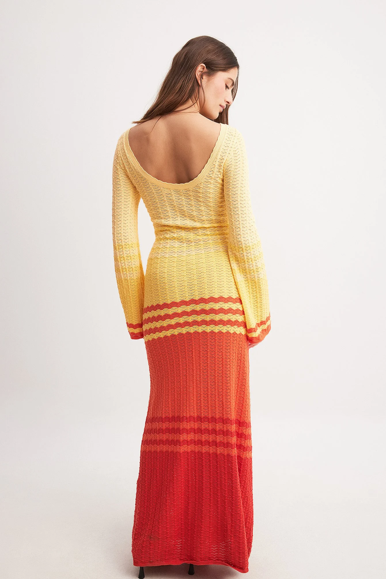 Gestricktes Maxikleid mit tiefem Rückenausschnitt