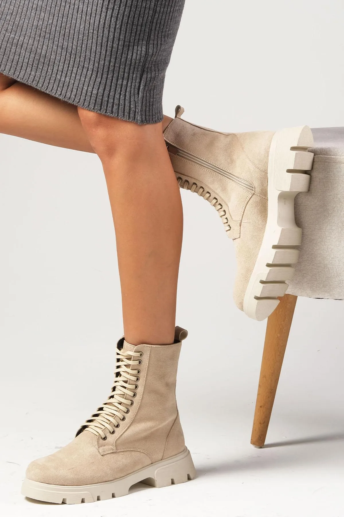 Mio Gusto  Beigefarbene Alvina-Damenstiefel aus Wildleder zum Schnüren und Reißverschluss mit dicker Sohle