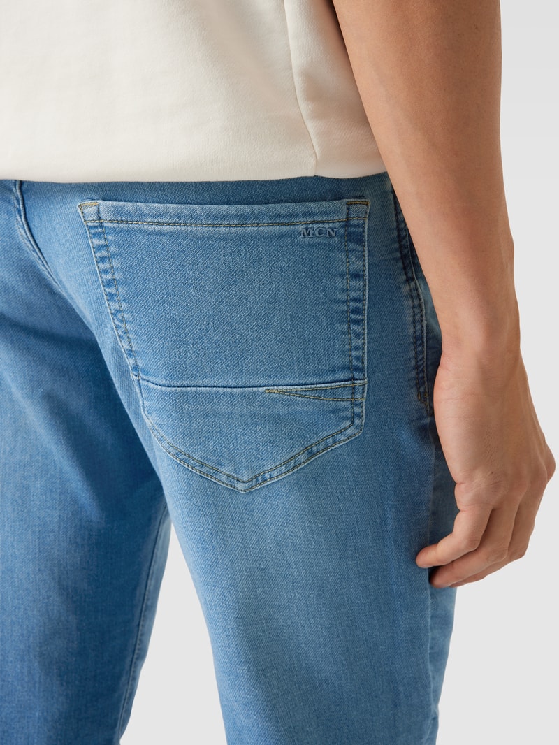 Jeans mit Label-Patch in aqua blau