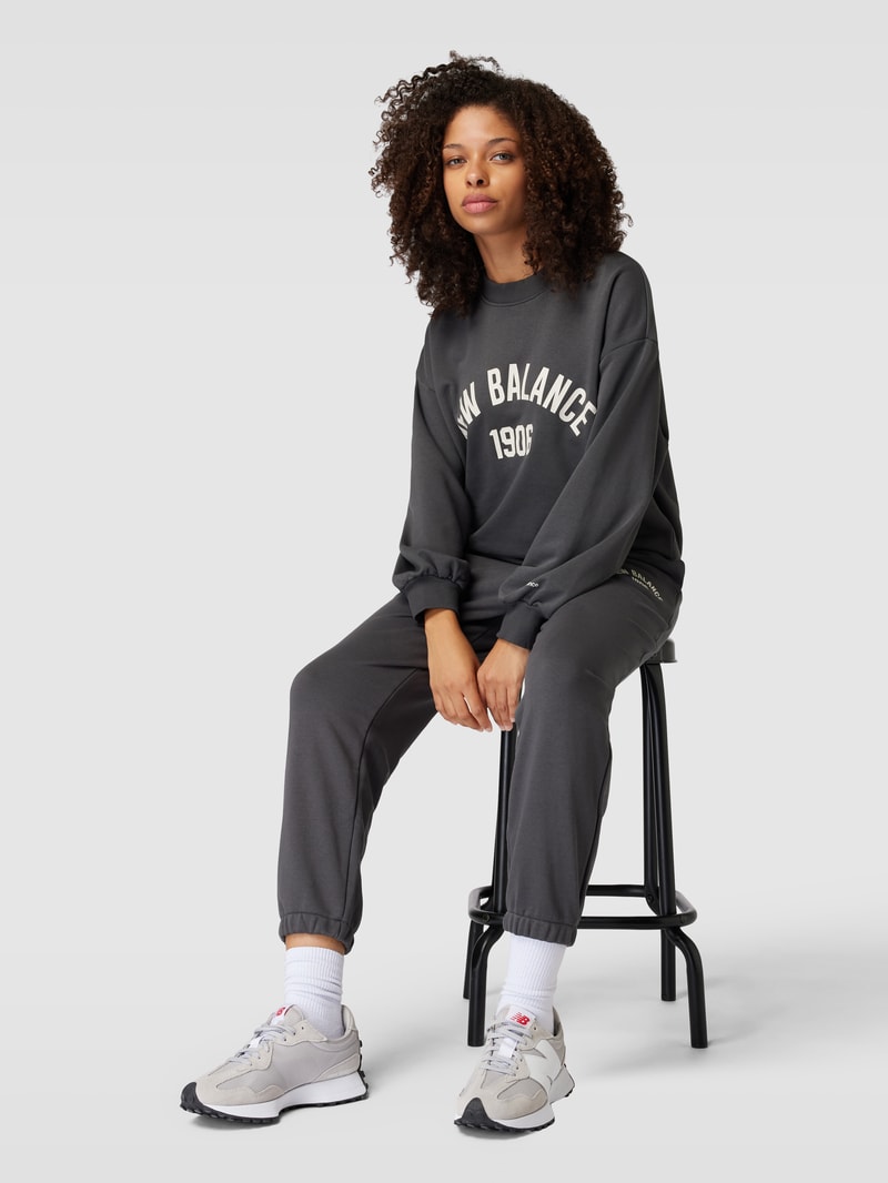 Sweatshirt mit Label-Print in schwarz