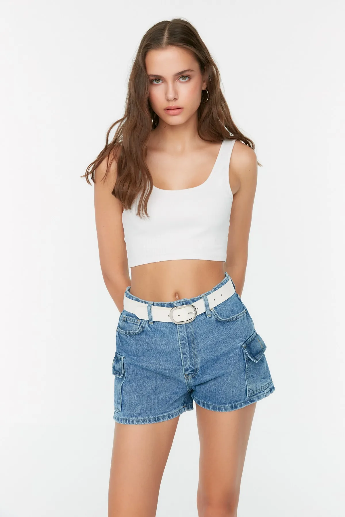 Trendyol Collection  Blaue Jeansshorts mit Cargotaschen und detaillierten Details TWOSS22SR00074