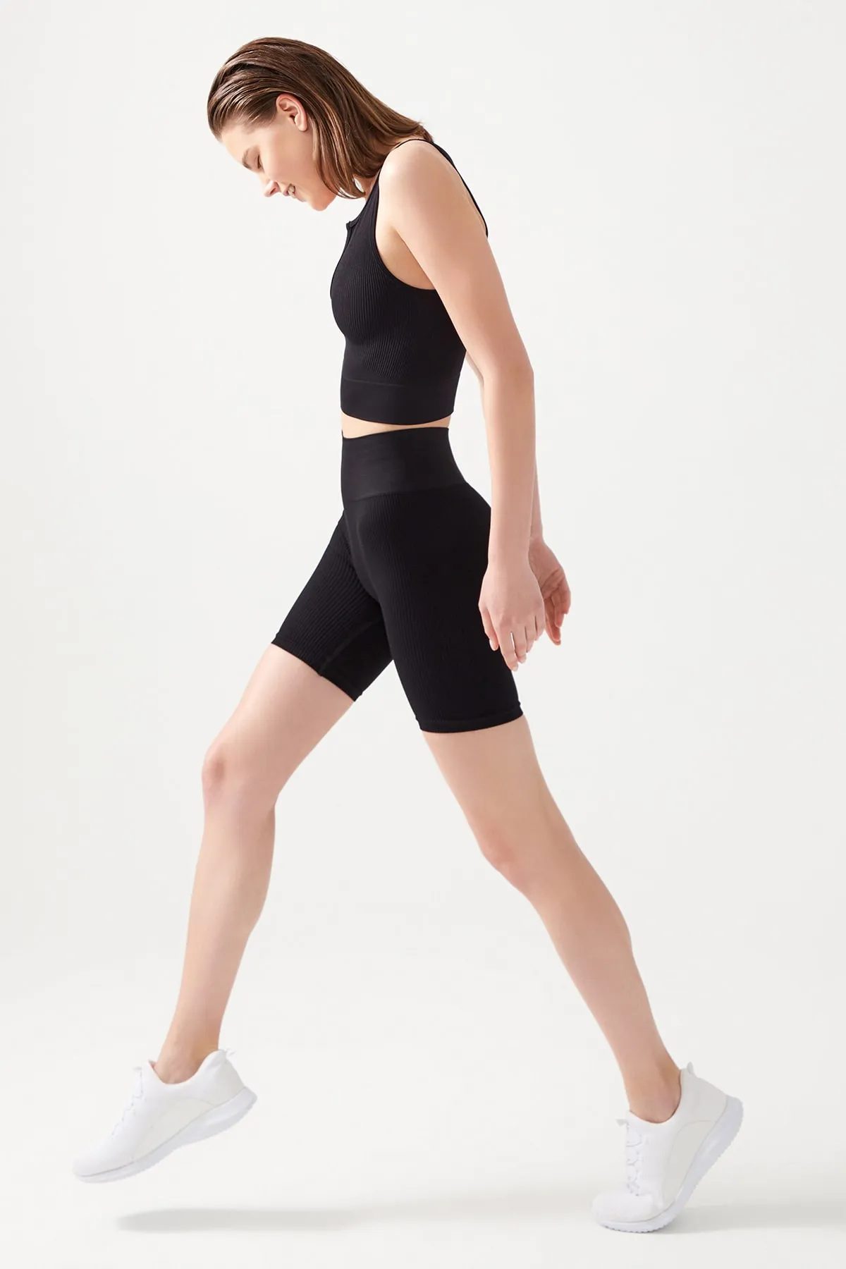 LOS OJOS  Schwarze gerippte Leggings mit hoher Taille für Damen, kurze Sport-Leggings mit geripptem Biker-Motiv