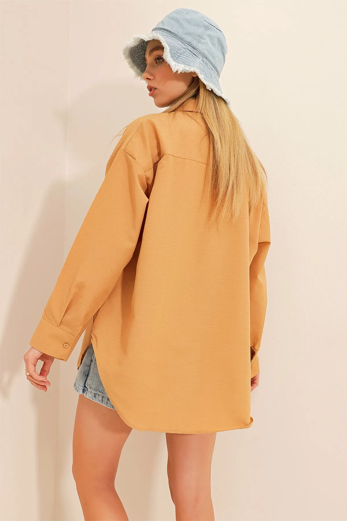 Trend Alaçatı Stili  Kamelfarbenes, übergroßes, langes, gewebtes Hemd für Damen ALC-X6828