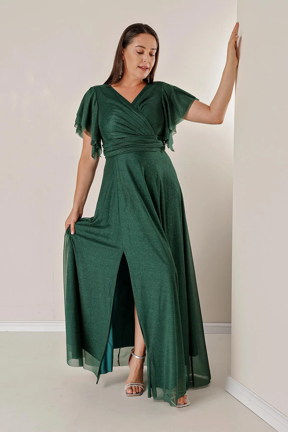 By Saygı  Langes Lurex-Kleid in Übergröße mit zweireihigem Ausschnitt vorne, drapierten, gefütterten Ärmeln, Volant und Schlitz