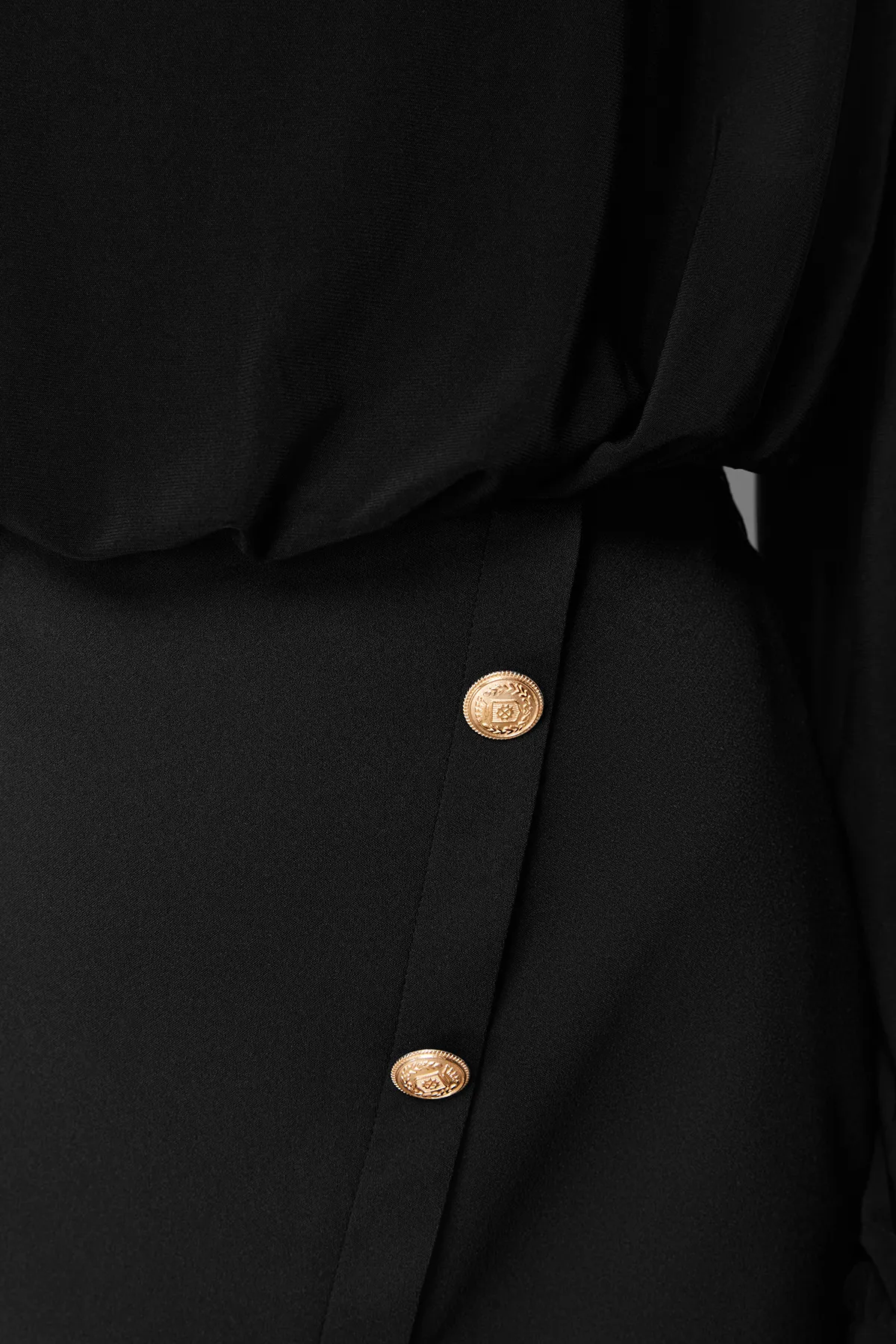 Trendyol Collection  Schwarzes, figurbetontes, wattiertes, gewebtes Kleid mit Knöpfen TWOAW24EL00483