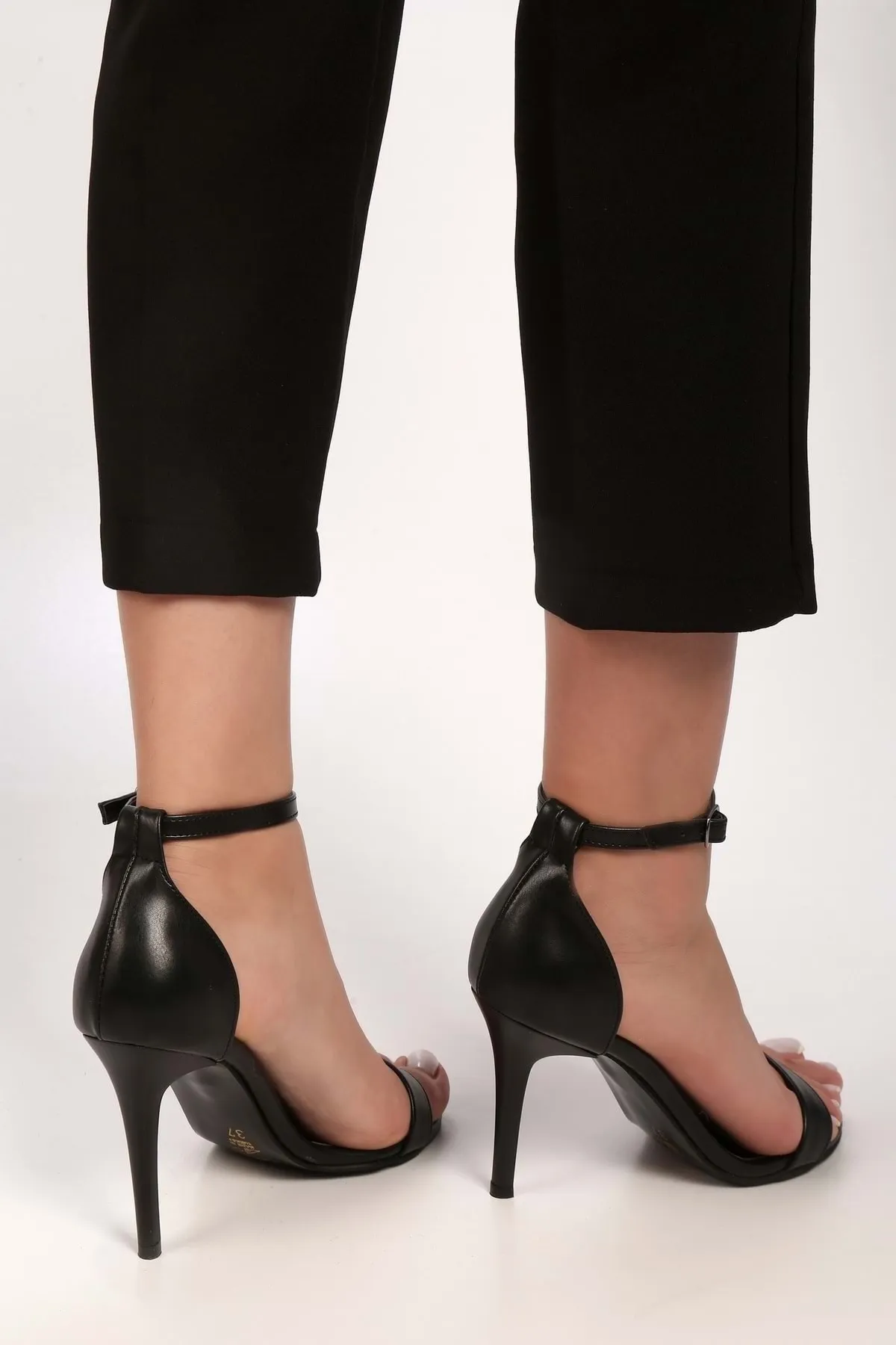 Shoeberry  Puirn Black Skin Damenschuhe mit einzelnem Riemen und Absatz