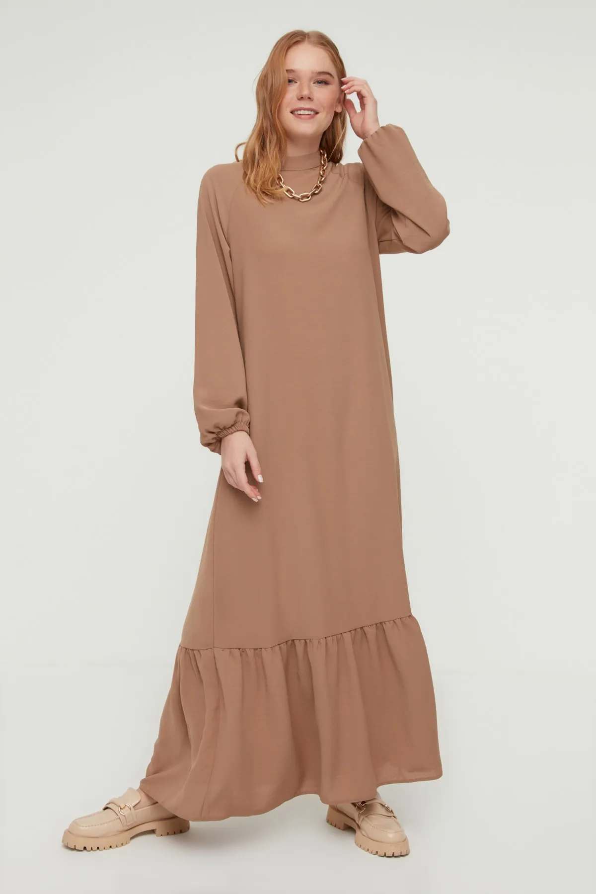 Trendyol Modest  Beigefarbenes, elastisches Aerobin-Webkleid mit Stehkragenärmeln TCTSS22EB0010