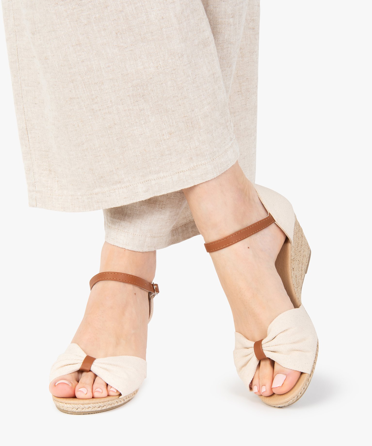 Sandales femme à talon compensé dessus drapée en tissu beige | GEMO
