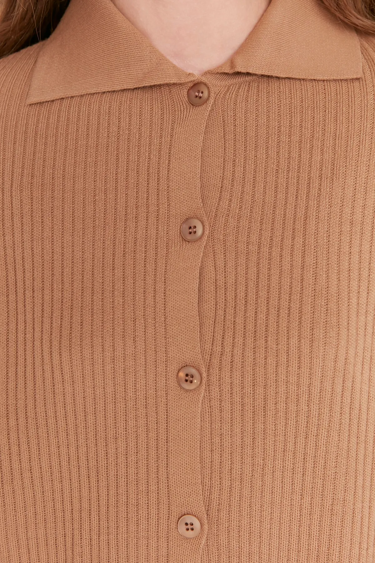 Trendyol Modest  Kamelfarbenes Strickset aus Cardigan und Hose mit Schlitzdetail TCTAW23US00028