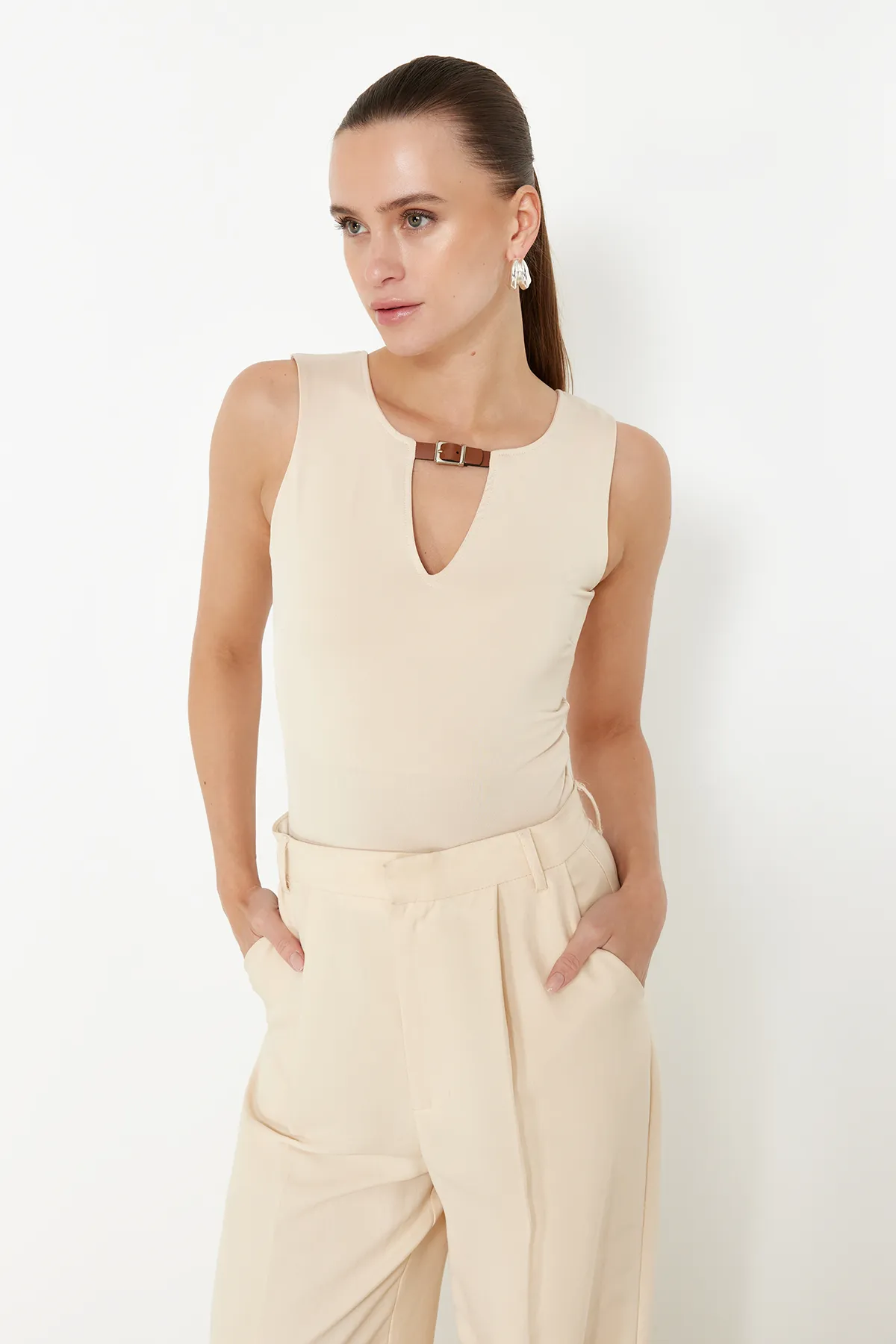 Trendyol Collection  Steinfarbener, taillierter/körperbetonter Strickbody mit Gürteldetail, flexiblem Druckknopfverschluss TWOSS24BD00080