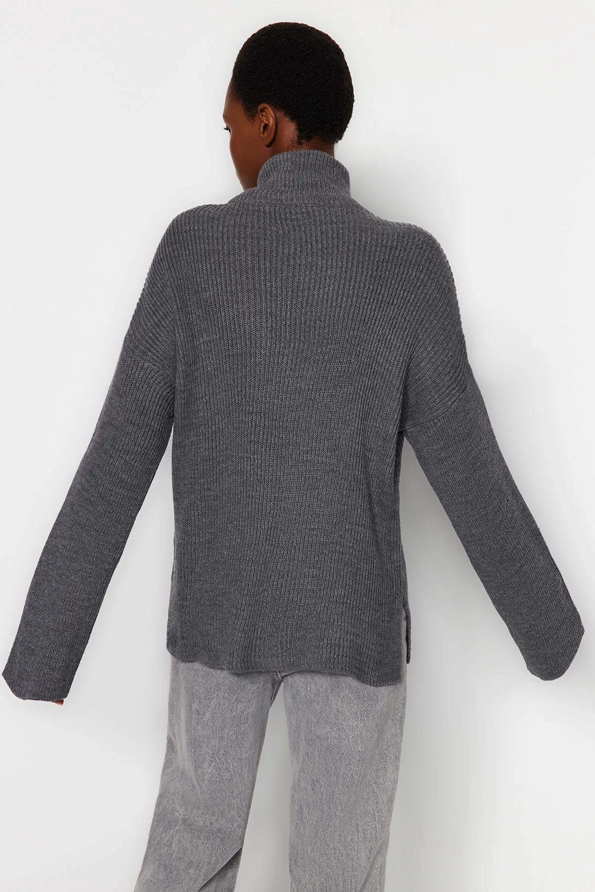 Trendyol Collection  Anthrazitfarbener Strickpullover mit breitem Muster und Reißverschluss und hohem Kragen TWOAW24KZ00507