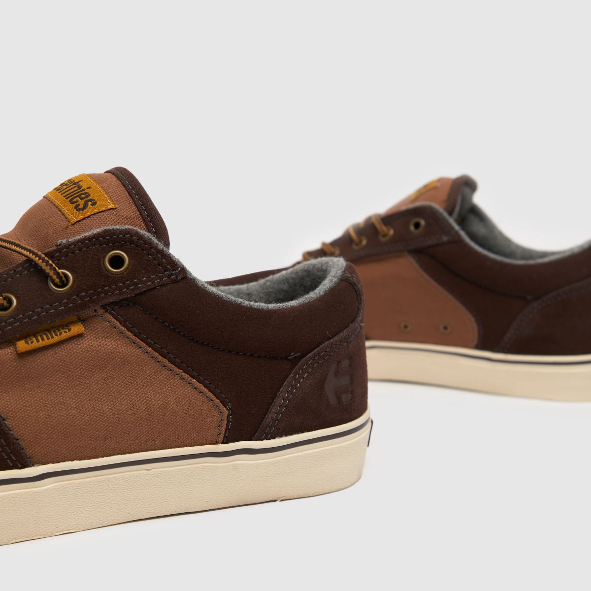 Etnies – Barge – Bruna sneakers med lång ärm