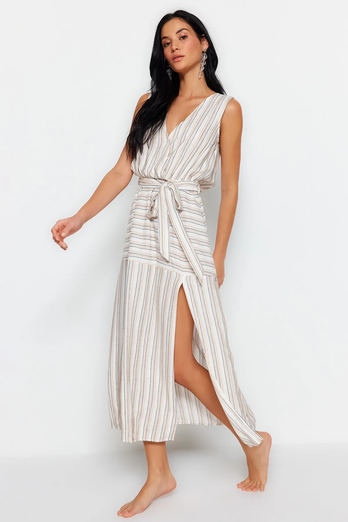 Trendyol Collection  Gestreiftes Midi-Strandkleid mit gewebtem Schlitz und Gürtel TBESS23EL00181