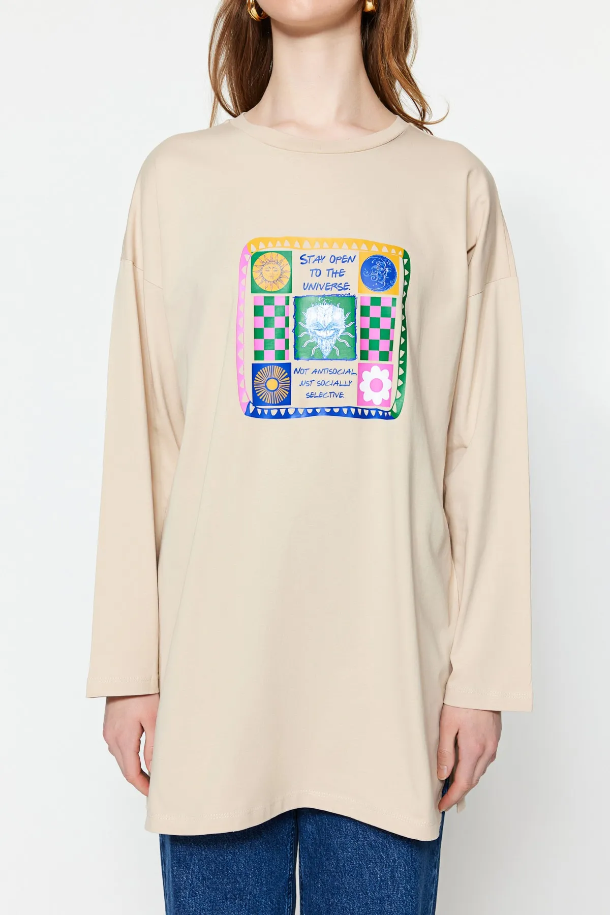 Trendyol Modest  Beiges langärmliges Strick-T-Shirt mit Aufdruck TCTSS23RT00004