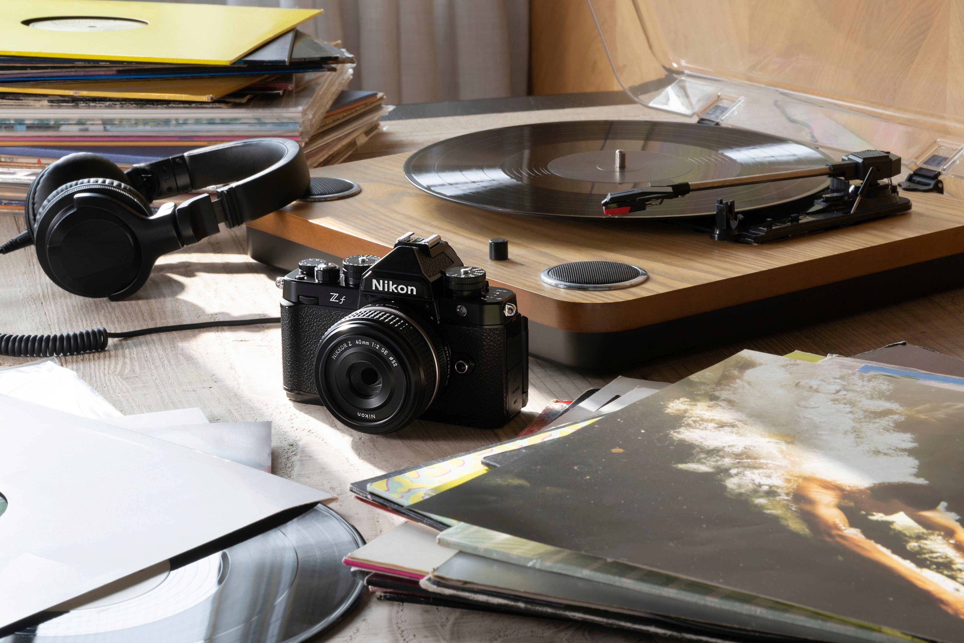 Nikon Z f Kit 40mm f/2 Systemkamera (NIKKOR Z 40mm f/2 (SE), Bluetooth, WLAN)