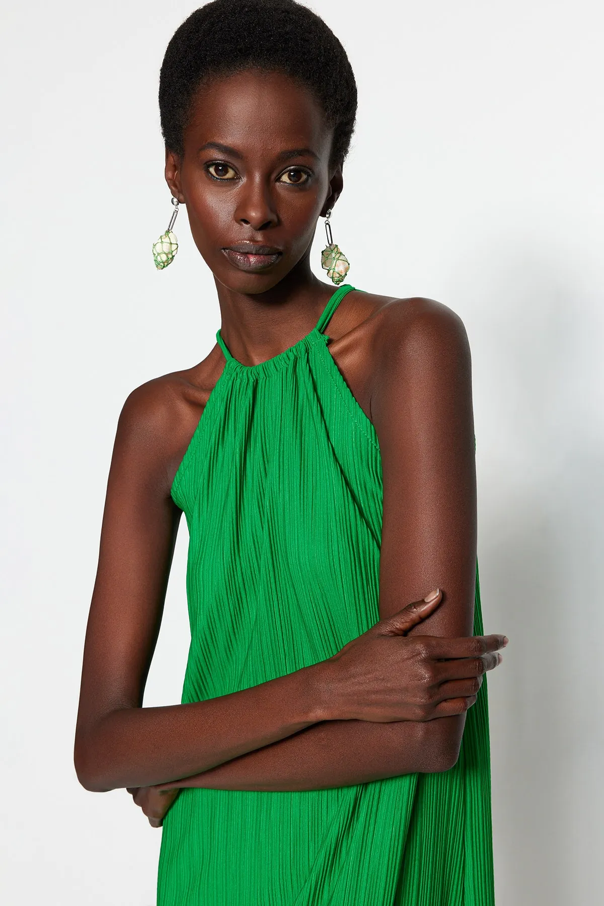 Trendyol Collection  Grünes Etuikleid/einfarbiges, ärmelloses Midi-Strickkleid mit Falten TWOSS23EL00752