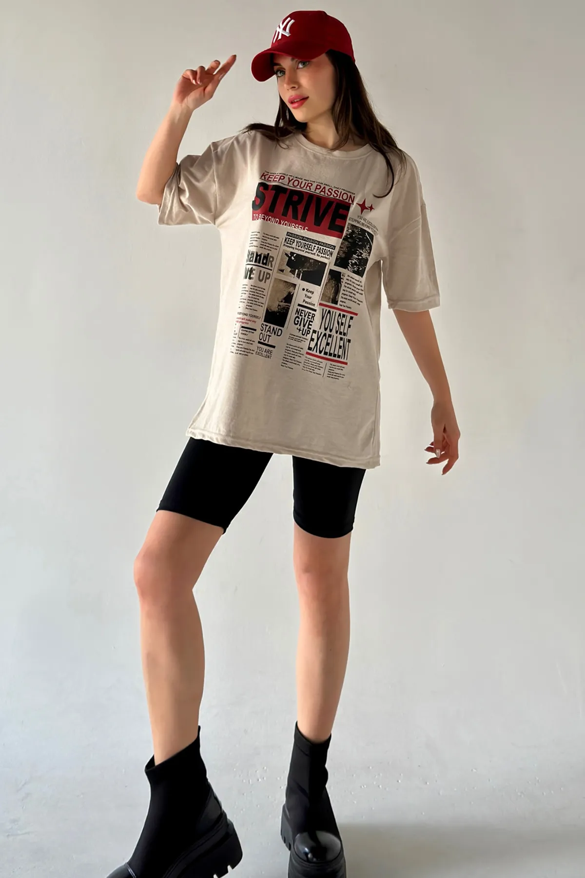 MODAGEN  Unisex-T-Shirt in Beige mit Oversize-Strive-Print