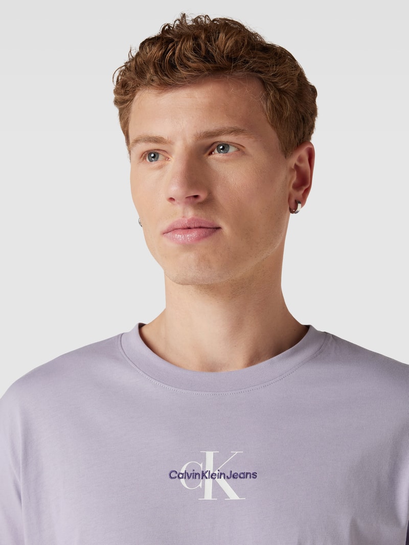 Regular Fit T-Shirt mit Label-Detail in lavendel