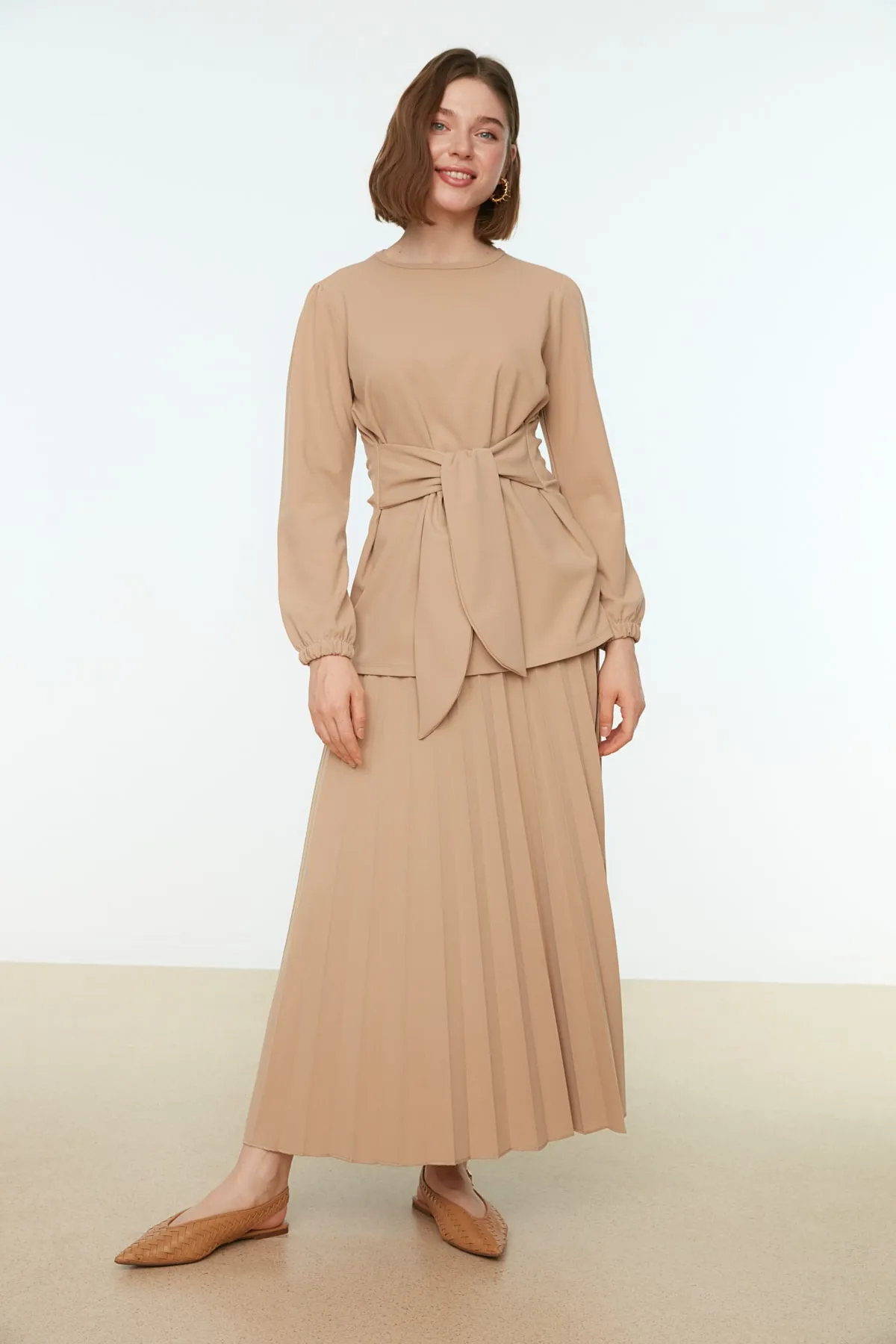 Trendyol Modest  Steinfarbener, vorne gebundener Rock, plissiertes, gewebtes Tunika-Rock-Set TCTSS22US0076